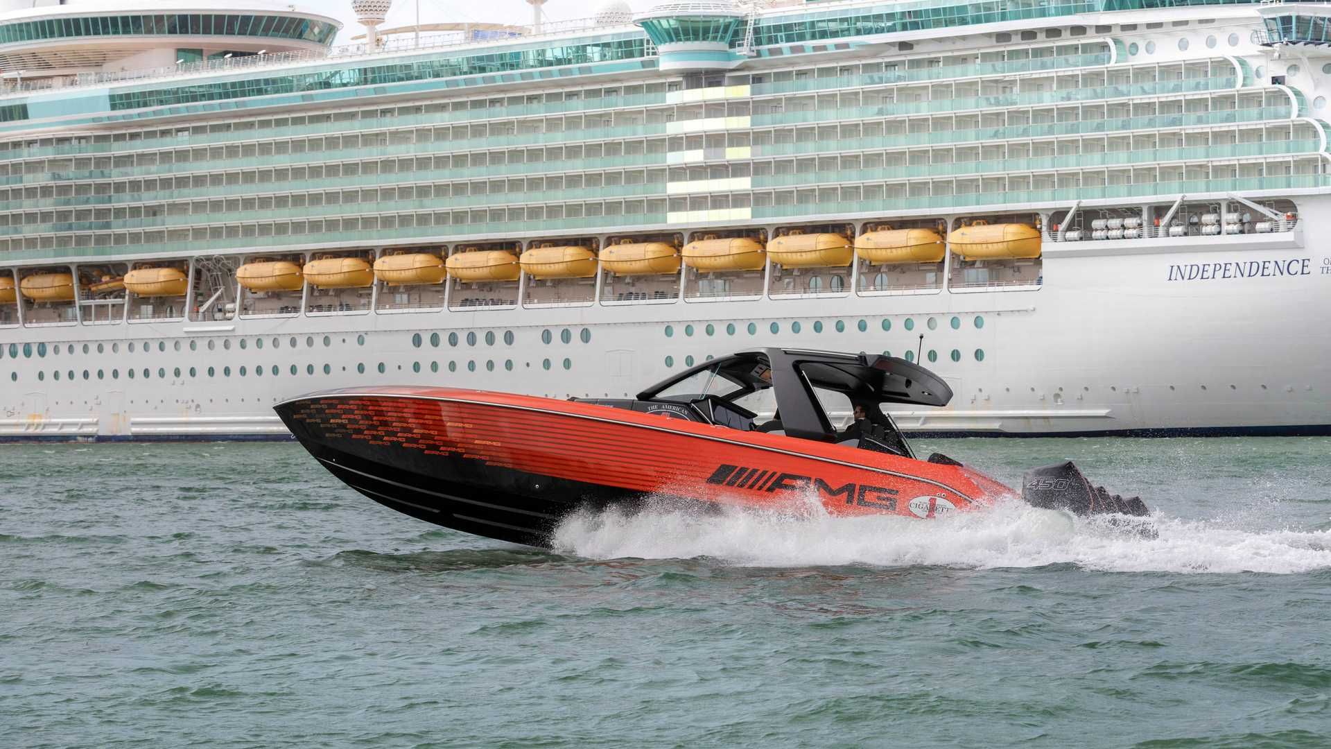 قایق پرسرعت مرسدس آ ام گ نایت هاوک سری سیاه / Mercedes-AMG Black Series Cigarette Boat در کنار کشتی