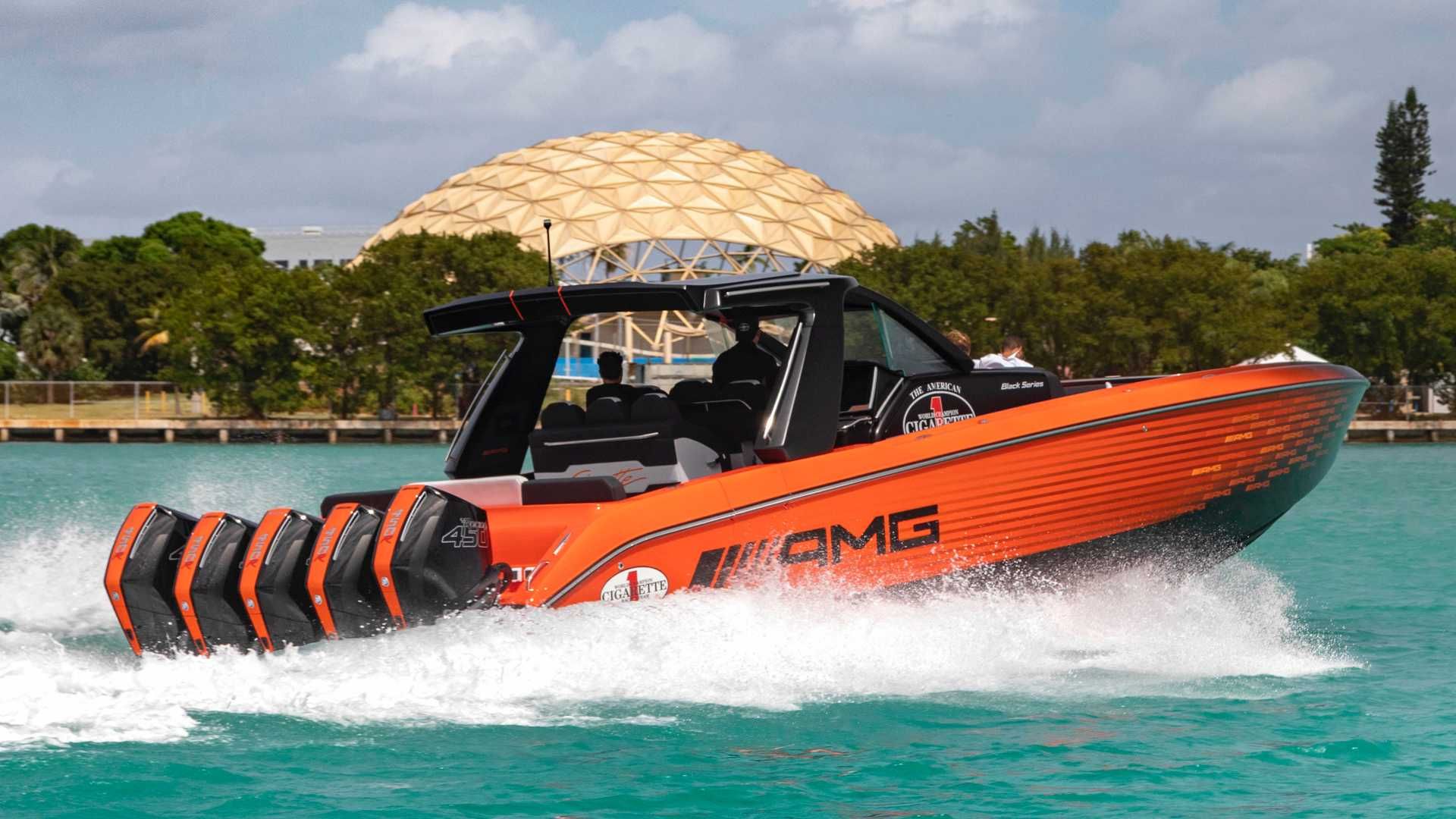 نمای عقب قایق پرسرعت مرسدس آ ام گ نایت هاوک سری سیاه / Mercedes-AMG Black Series Cigarette Boat نارنجی رنگ در دریا