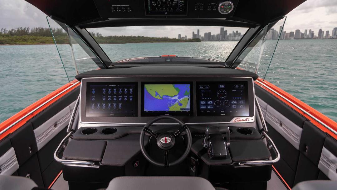 کابین قایق پرسرعت مرسدس آ ام گ نایت هاوک سری سیاه / Mercedes-AMG Black Series Cigarette Boat