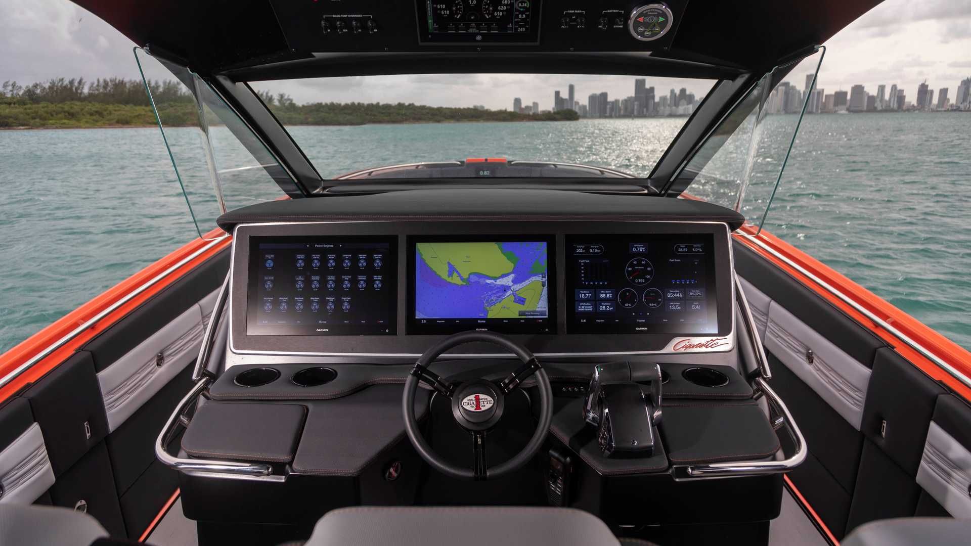 کابین قایق پرسرعت مرسدس آ ام گ نایت هاوک سری سیاه / Mercedes-AMG Black Series Cigarette Boat