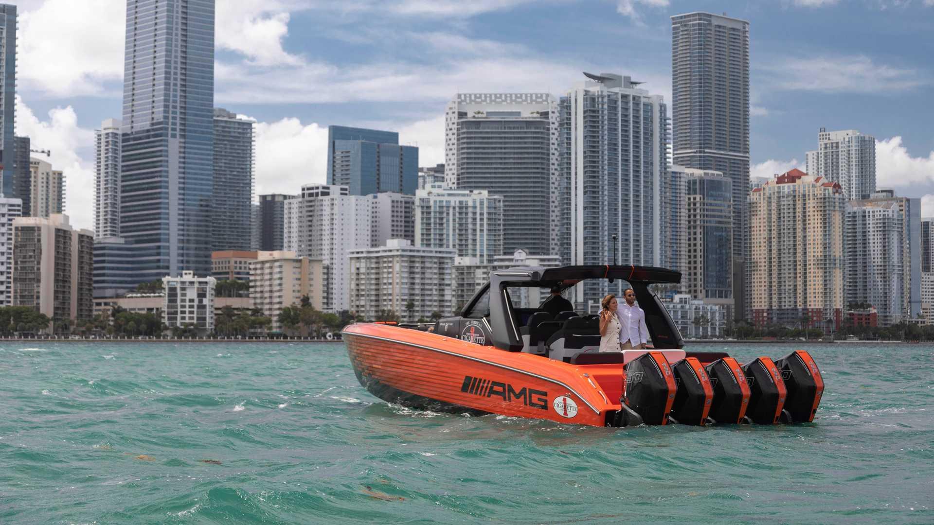 نمای قایق پرسرعت مرسدس آ ام گ نایت هاوک سری سیاه / Mercedes-AMG Black Series Cigarette Boat در دریا با منظره ساختمان