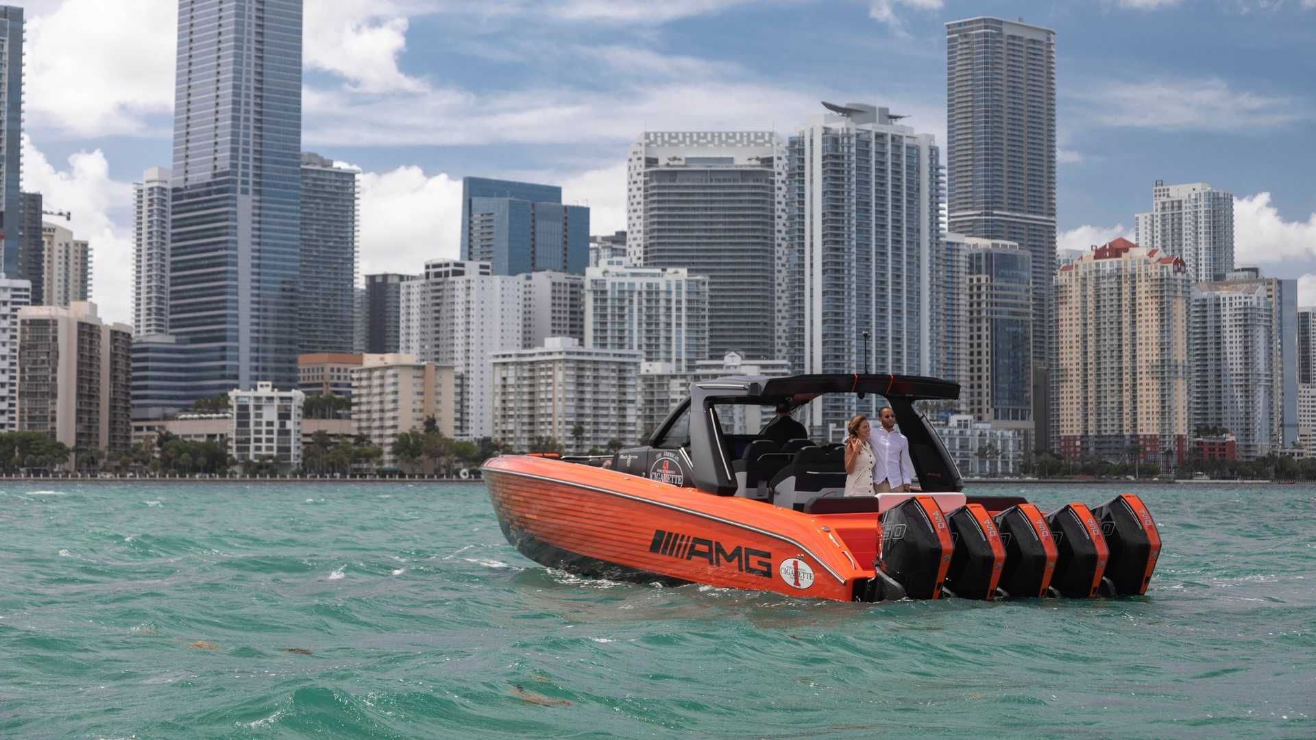نمای قایق پرسرعت مرسدس آ ام گ نایت هاوک سری سیاه / Mercedes-AMG Black Series Cigarette Boat در دریا با منظره ساختمان