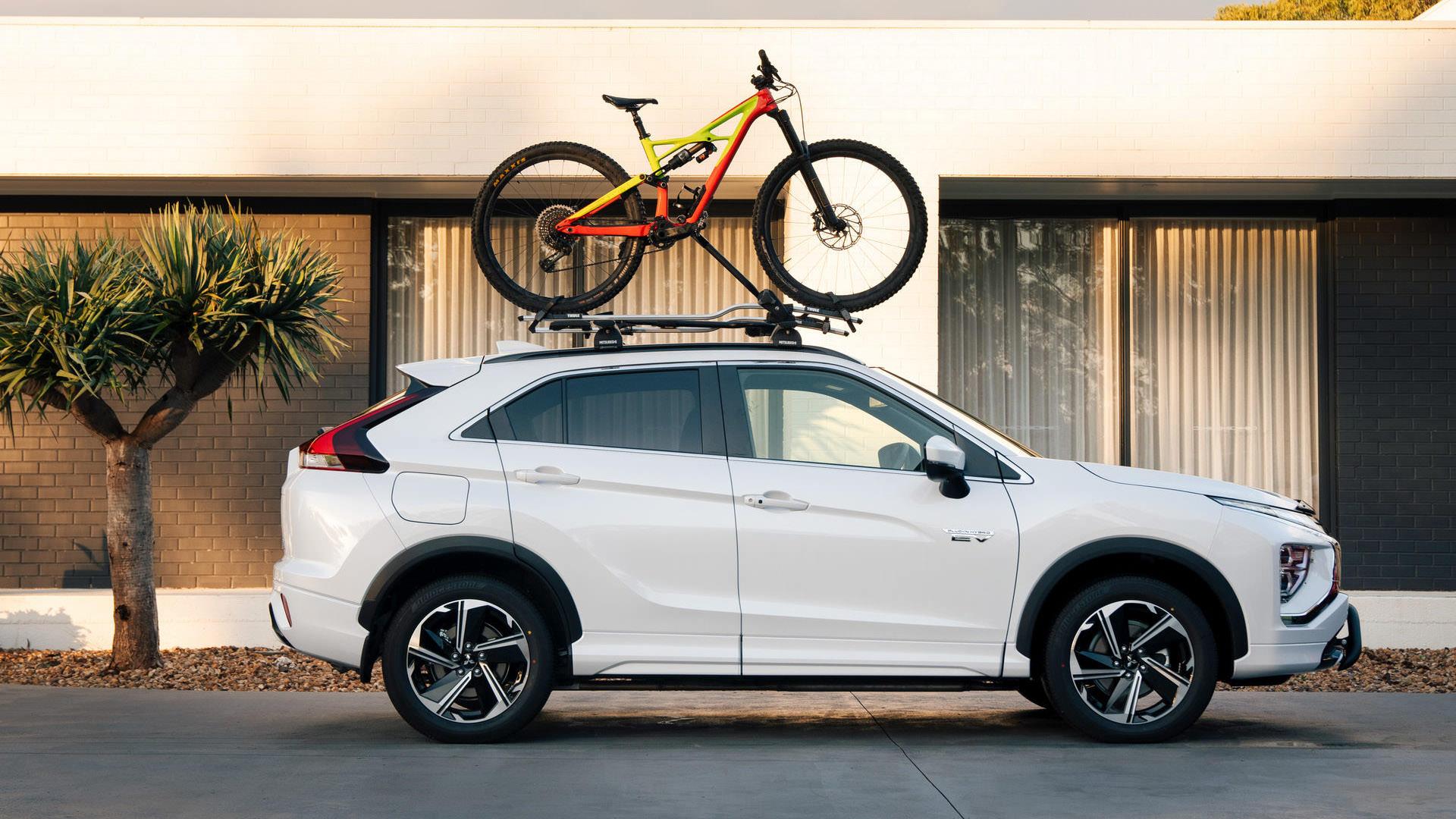 نمای جانبی میتسوبیشی اکلیپس کراس 2022 پلاگین هیبرید / 2022 Mitsubishi Eclipse Cross Plug-In Hybrid سفید رنگ
