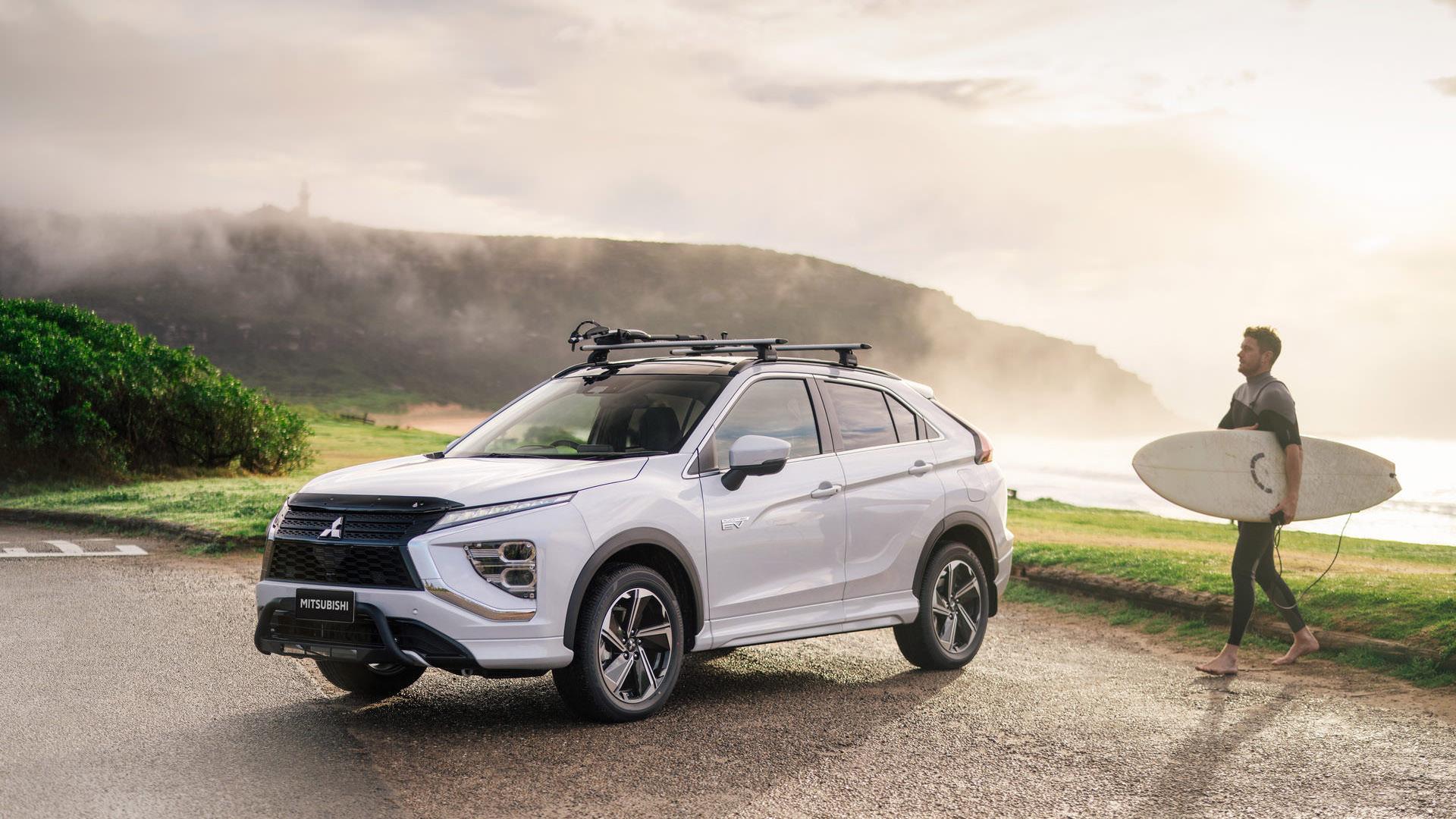 نمای سه چهارم میتسوبیشی اکلیپس کراس 2022 پلاگین هیبرید / 2022 Mitsubishi Eclipse Cross Plug-In Hybrid سفید رنگ
