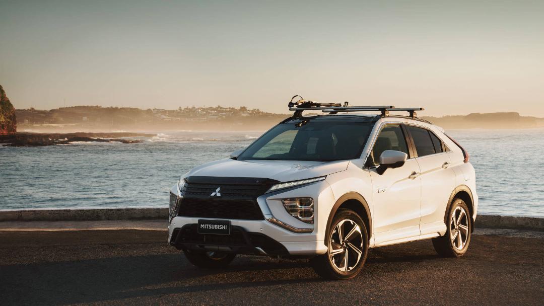 میتسوبیشی اکلیپس کراس 2022 پلاگین هیبرید / 2022 Mitsubishi Eclipse Cross Plug-In Hybrid سفید رنگ  در ساحل دریا