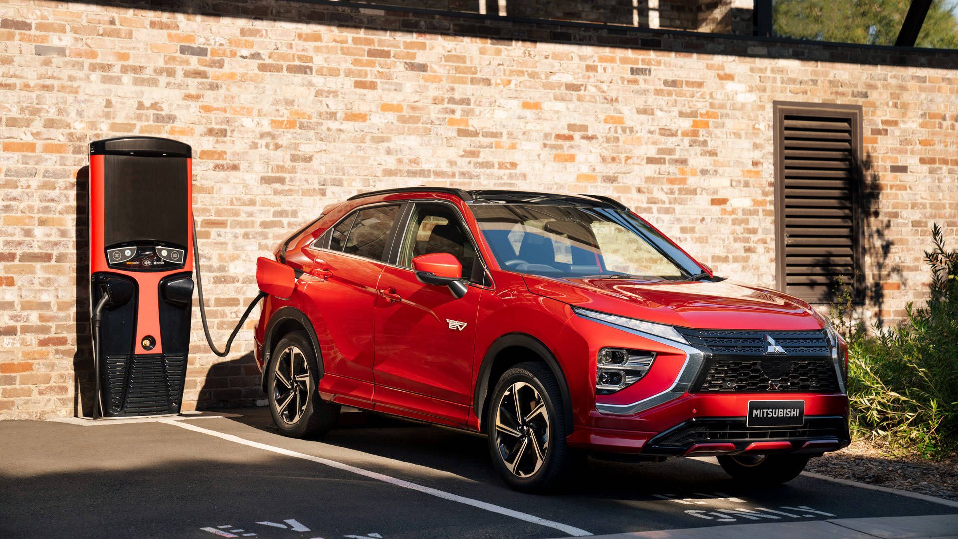 میتسوبیشی اکلیپس کراس 2022 پلاگین هیبرید / 2022 Mitsubishi Eclipse Cross Plug-In Hybrid قرمز رنگ در حال شارژ