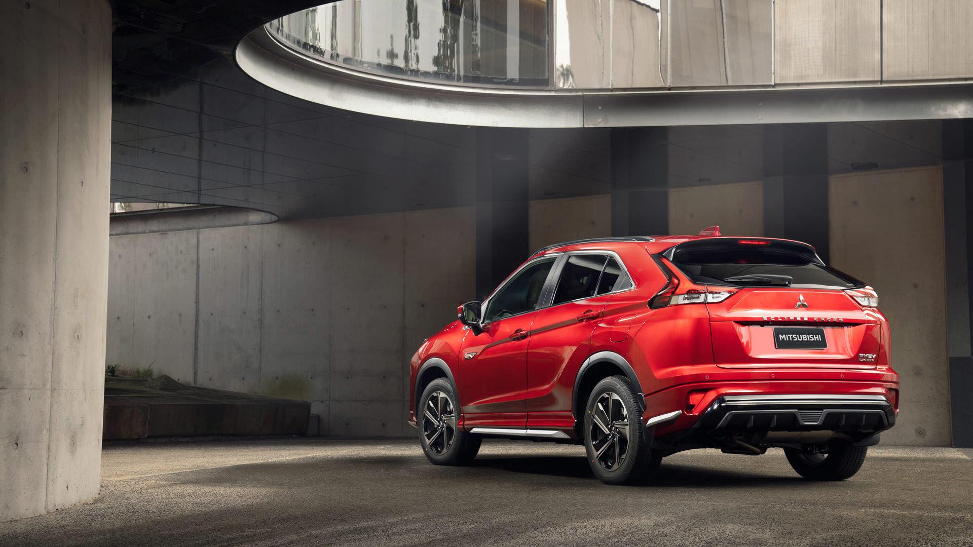 نمای عقب میتسوبیشی اکلیپس کراس 2022 پلاگین هیبرید / 2022 Mitsubishi Eclipse Cross Plug-In Hybrid قرمز رنگ