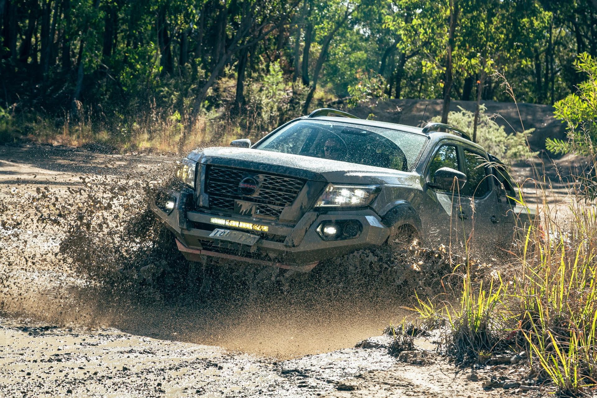 نمای رودخانه NISSAN NAVARA Pro4x Warrior نیسان ناوارا پرو 2021