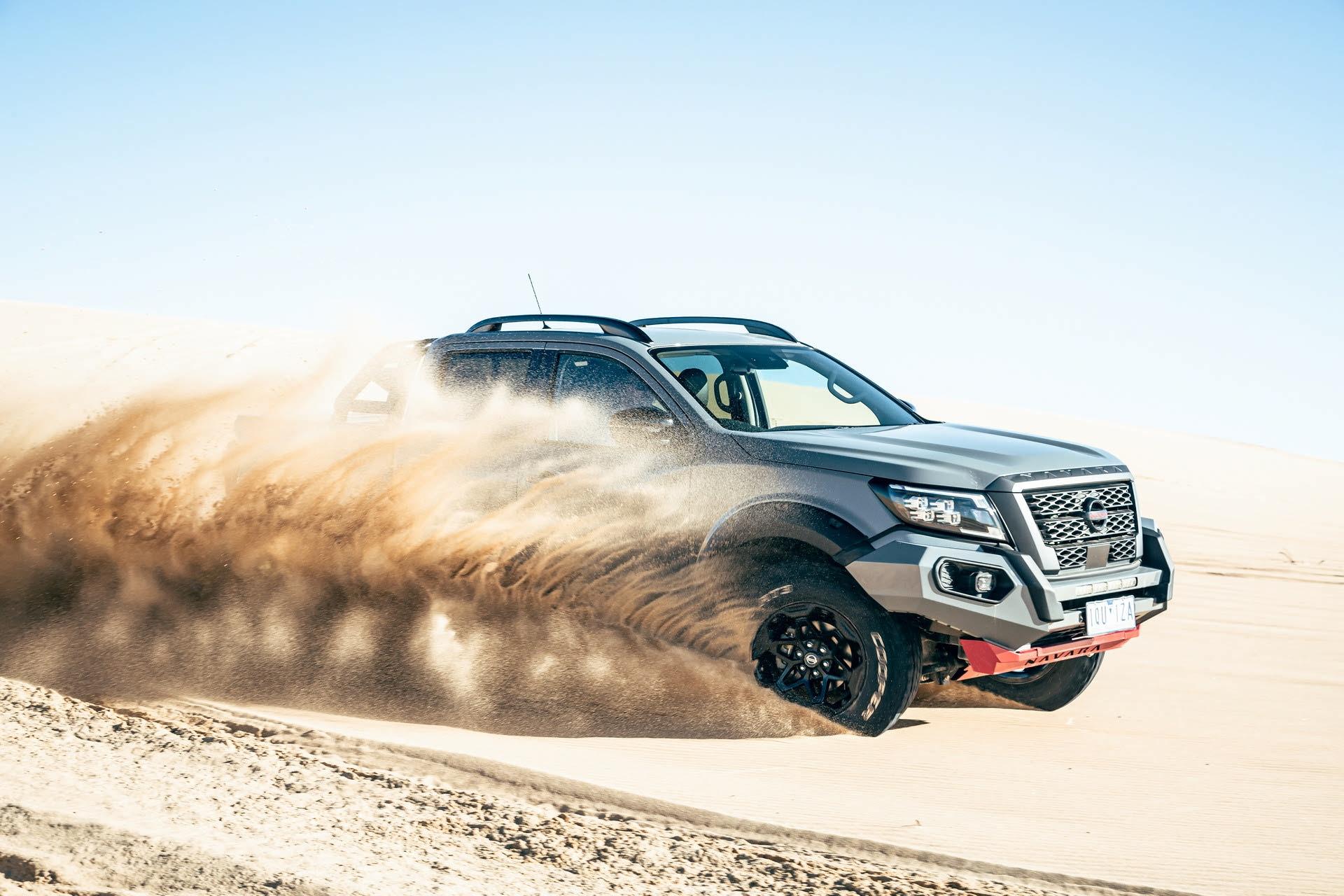 نمای صحرا NISSAN NAVARA Pro4x Warrior نیسان ناوارا پرو 2021
