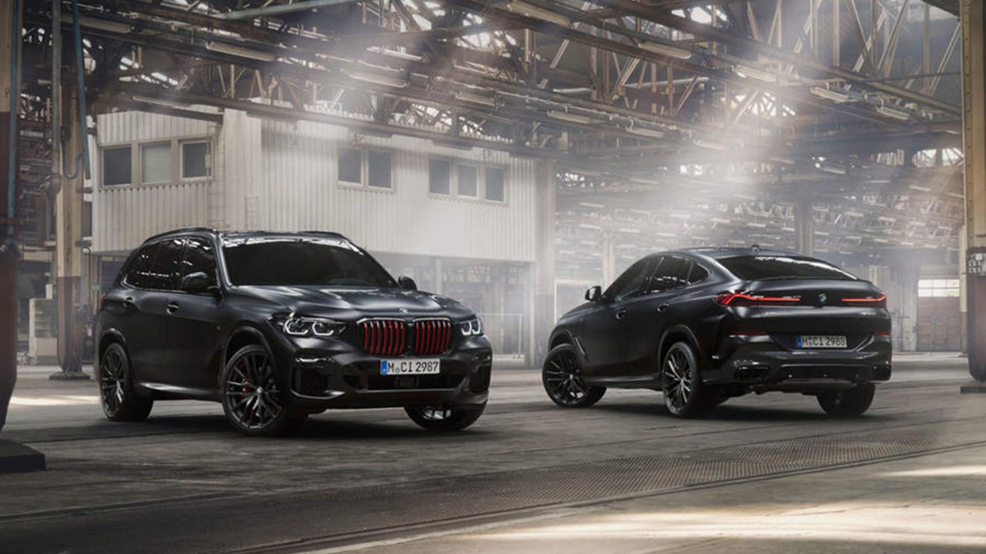 نمای عقب و جلو بی ام و ایکس 5 نسخه بلک ورمیلیون / 2022 BMW X5 Black Vermilion