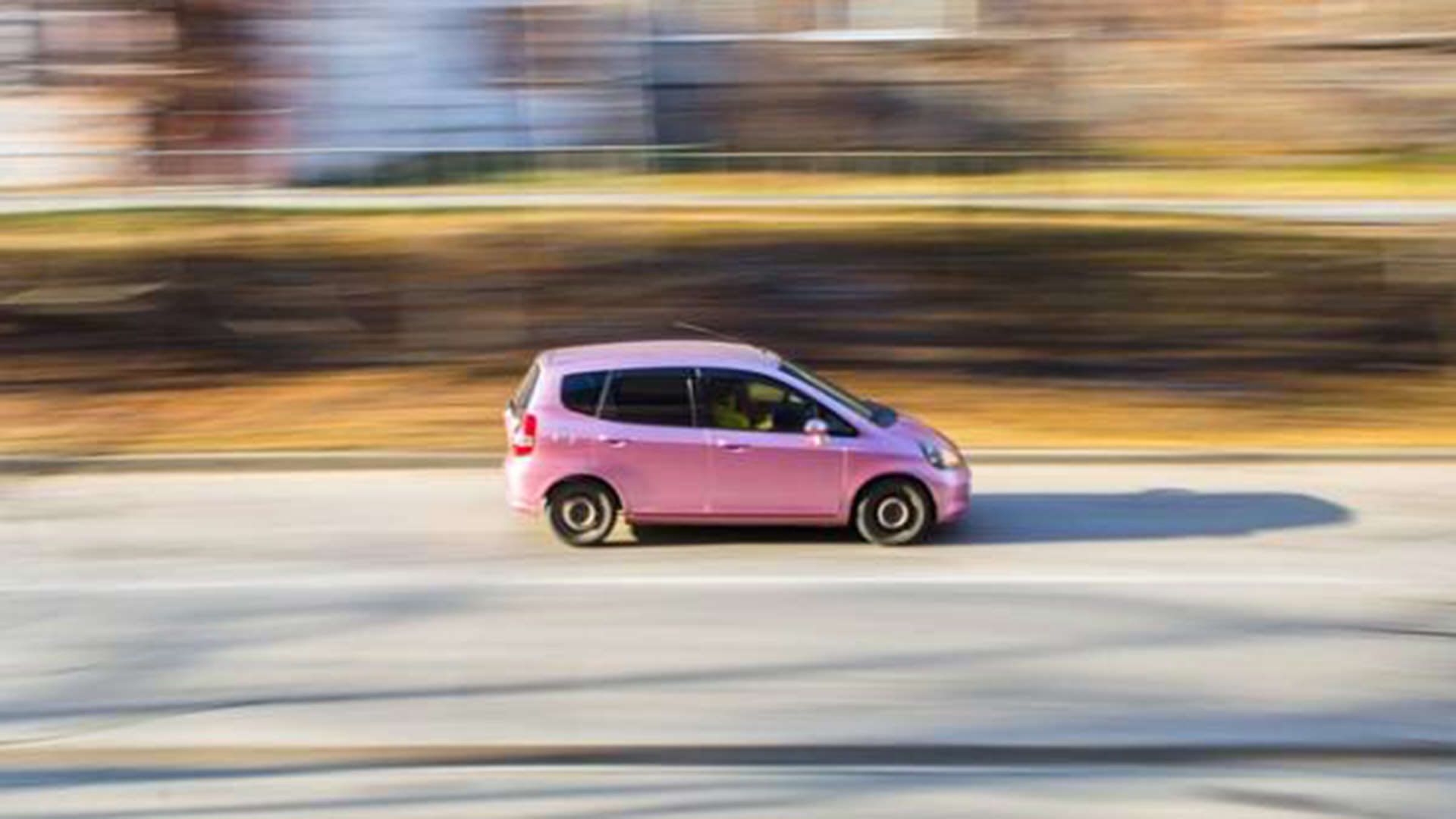 خودروی صورتی رنگ