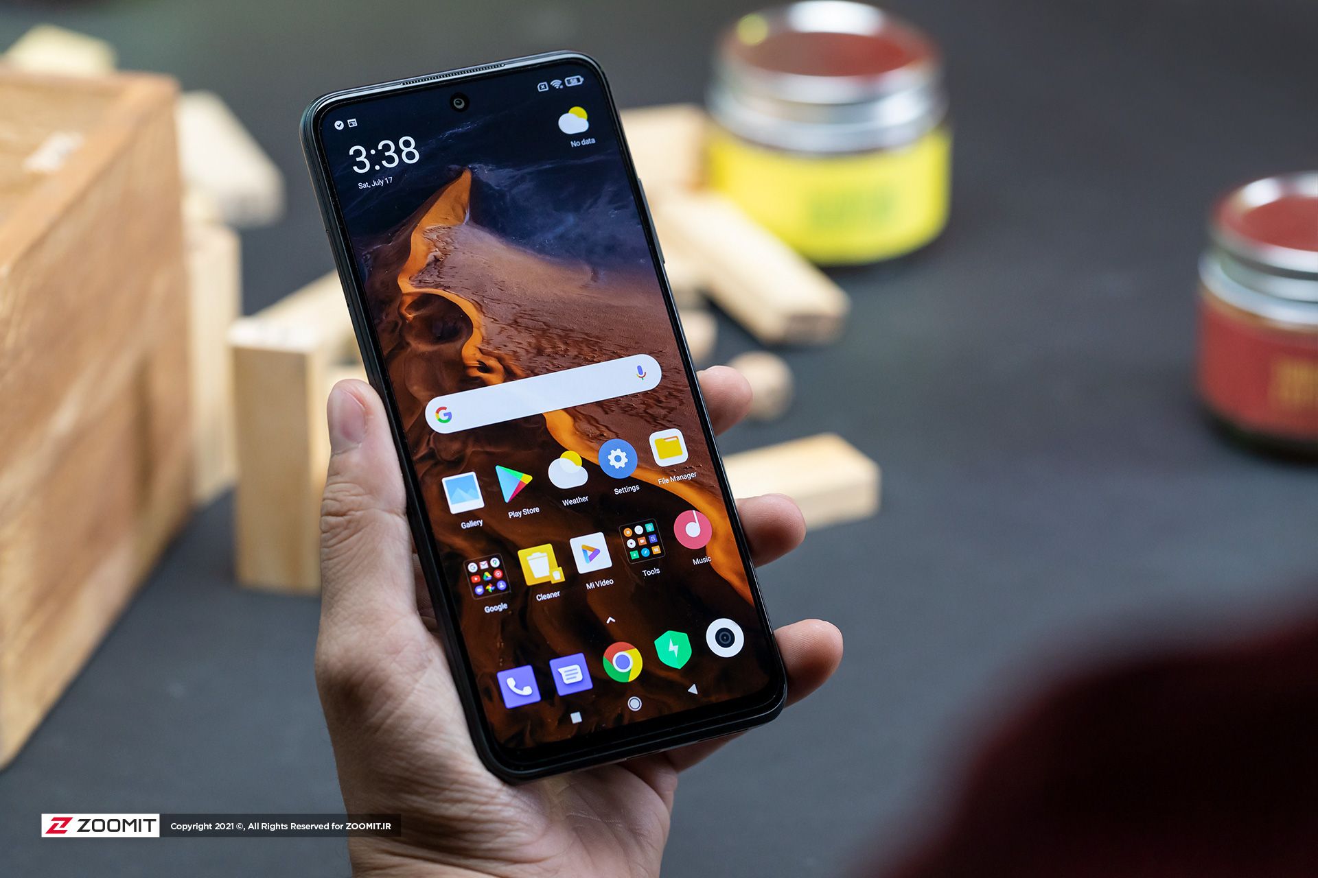 پوکو ام ۳ پرو در دست