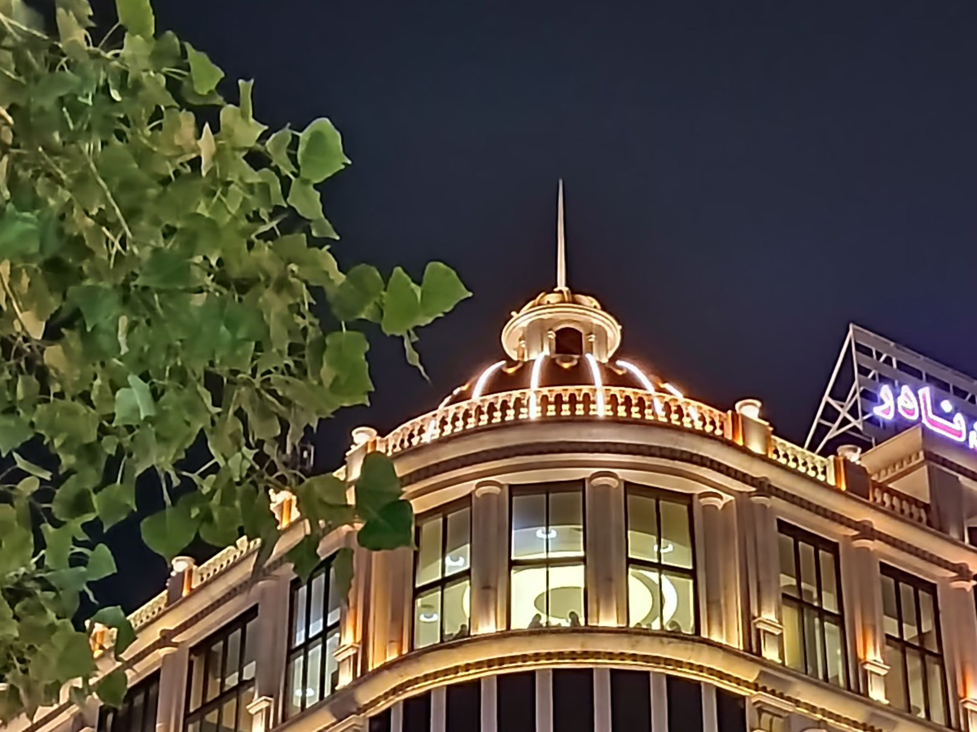 برش ۱۰۰ درصدی عکس پوکو ام ۳ پرو در تاریکی با Night