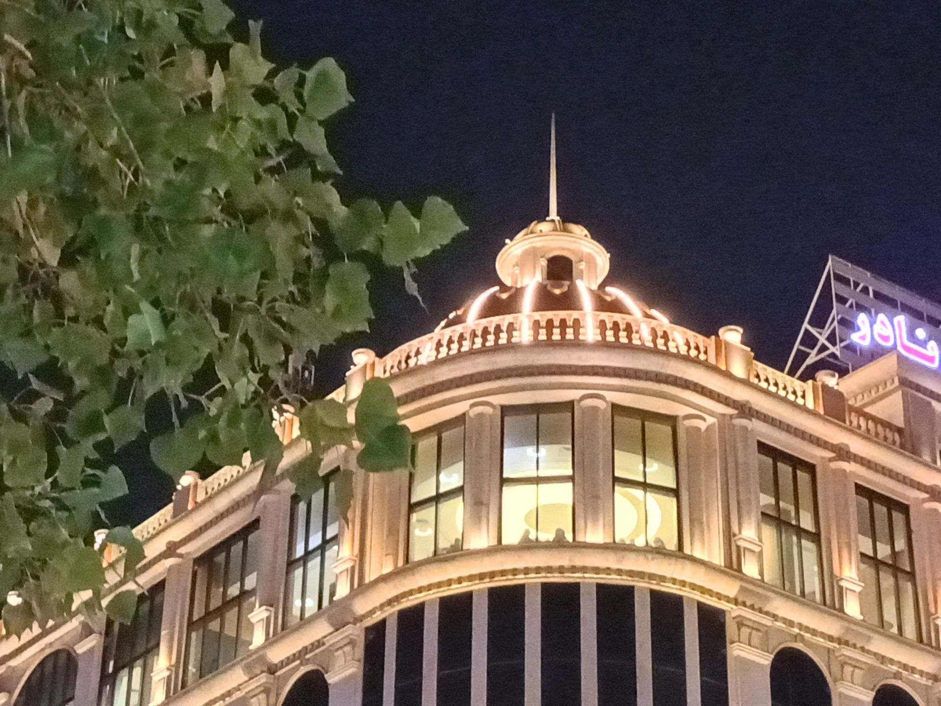 برش ۱۰۰ درصدی عکس پوکو ام ۳ پرو در تاریکی با Photo