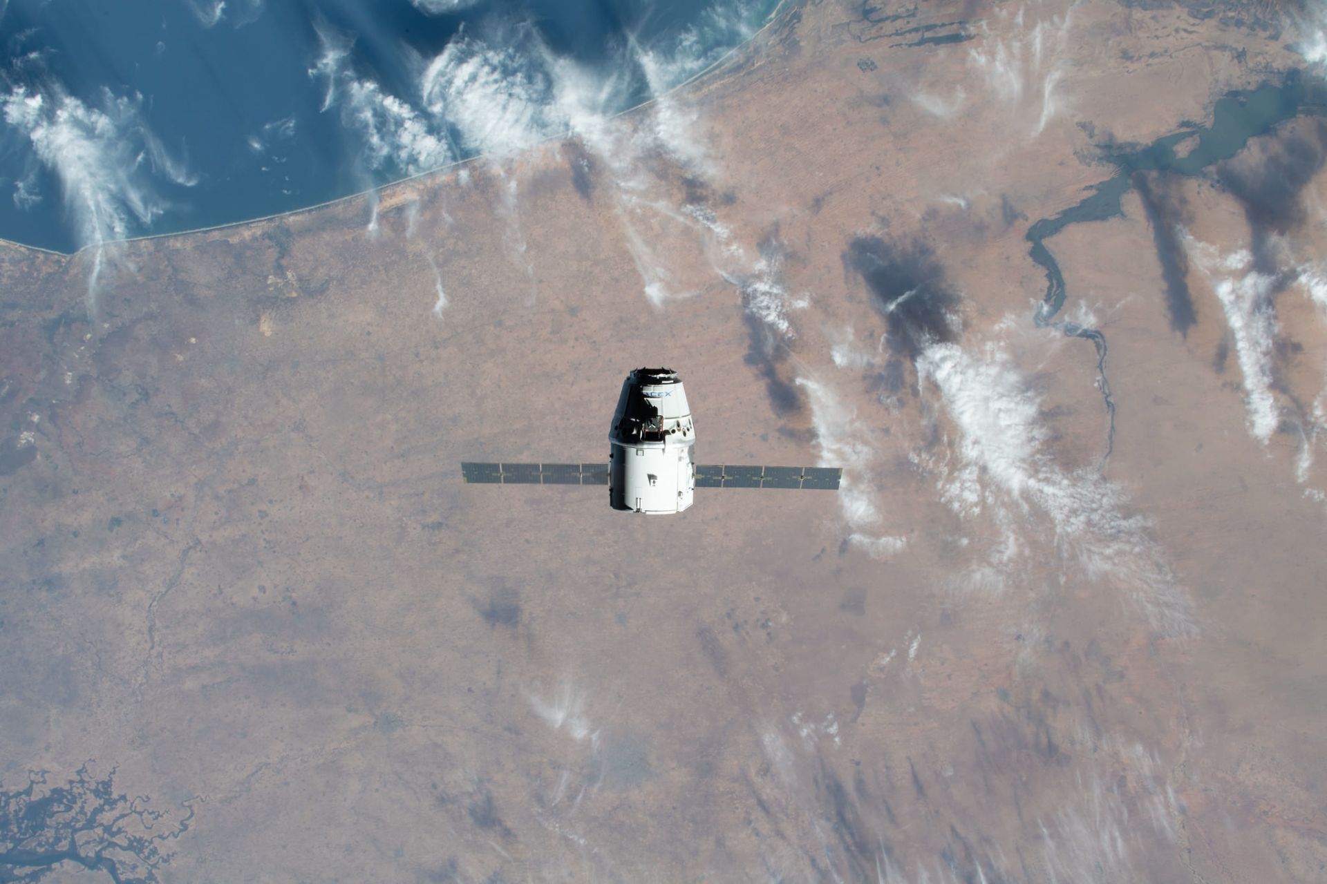 کپسول دراگون درحال نزدیک‌شدن به ایستگاه فضایی بین‌المللی برفراز موریتانی و سنگال