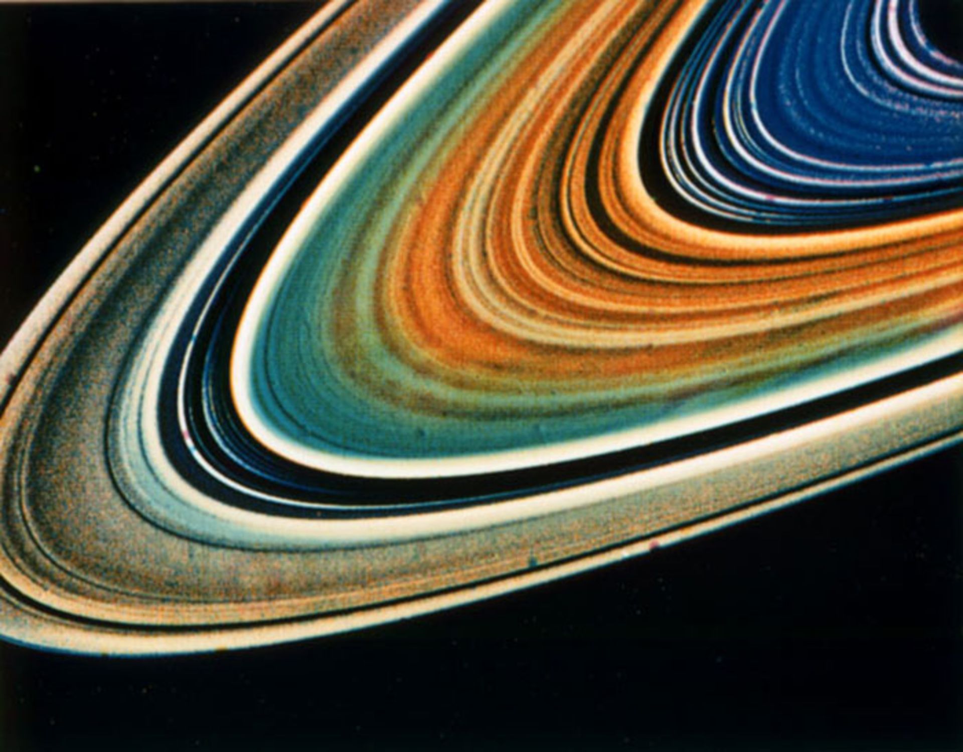 تصویر حلقه‌های زحل از کاوشگر وویجر