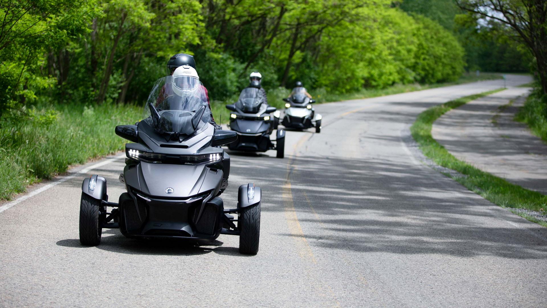 نسخه خانواده خودرو سه چرخ کن ام اسپایدر / Can-Am Spyder در جاده