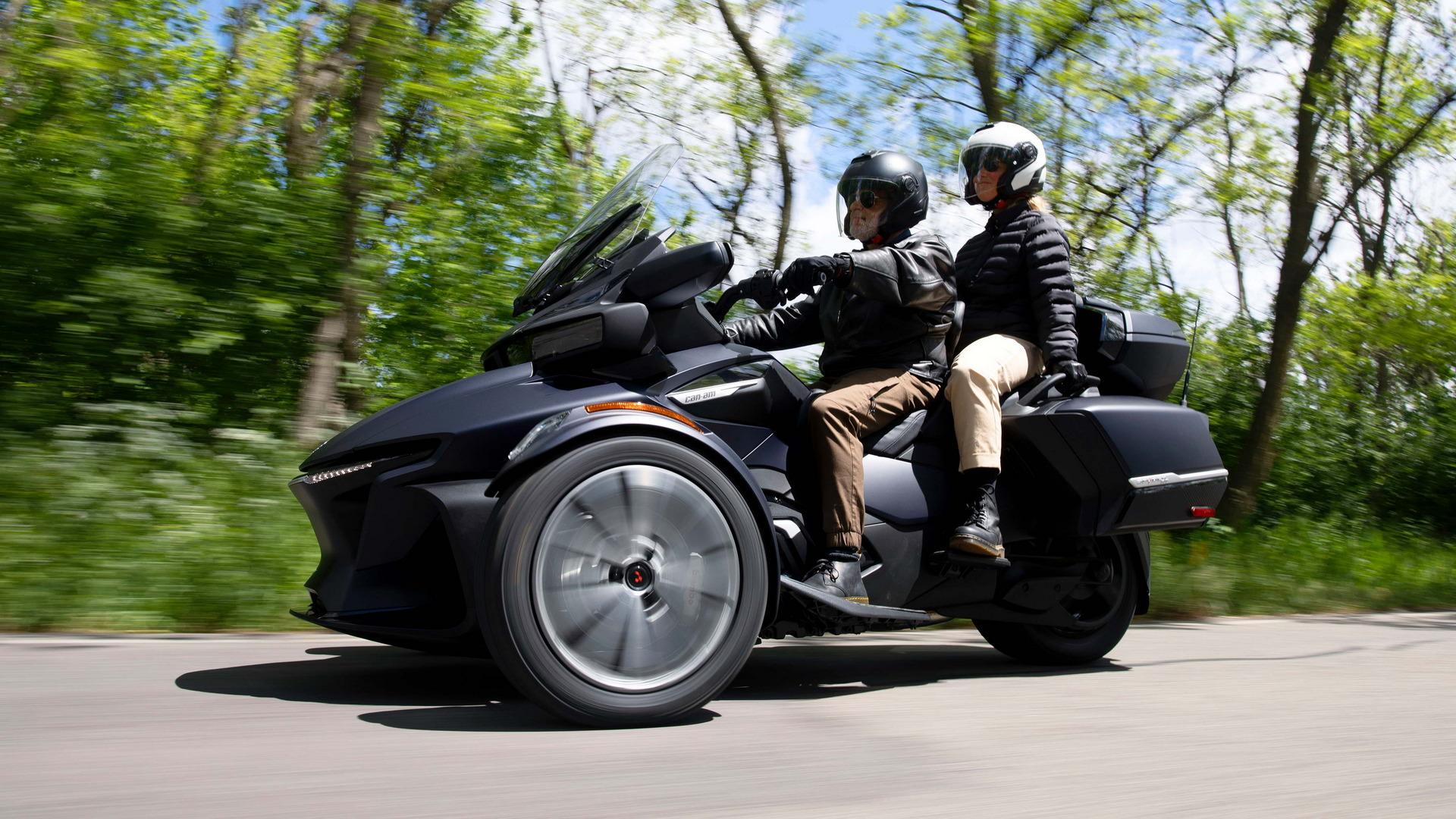 خودرو سه چرخ کن ام اسپایدر / Can-Am Spyder سیاه رنگ