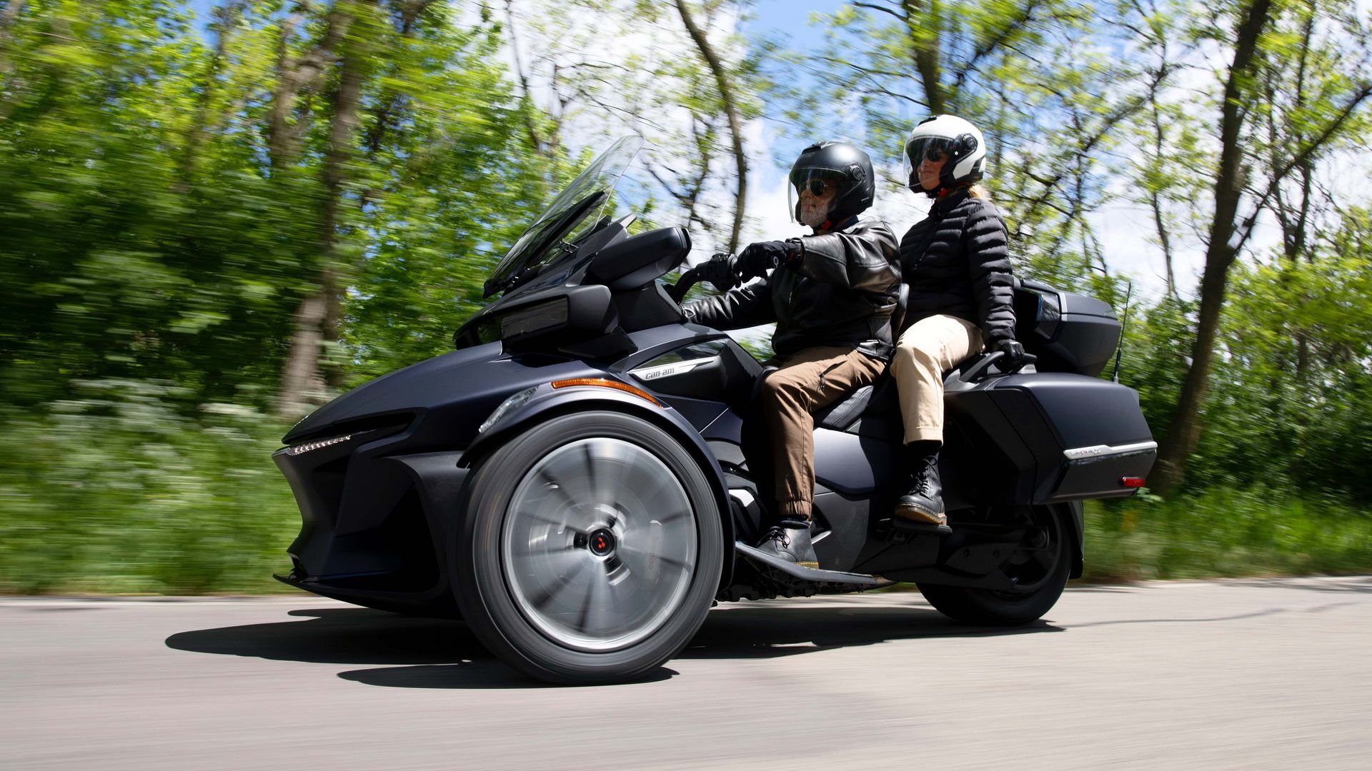 خودرو سه چرخ کن ام اسپایدر / Can-Am Spyder سیاه رنگ