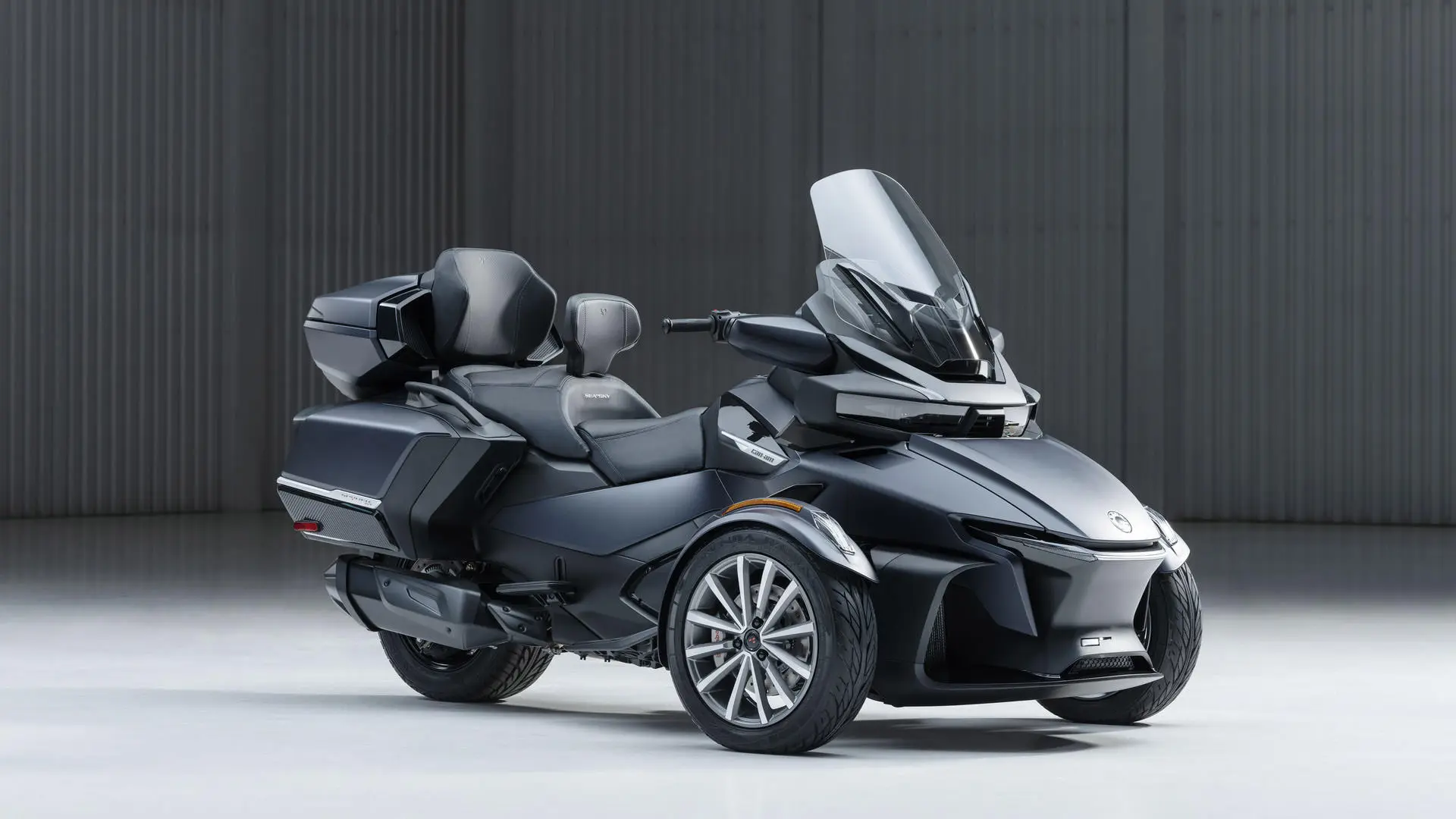 نمای جانبی خودرو سه چرخ کن ام اسپایدر / Can-Am Spyder سیاه رنگ 