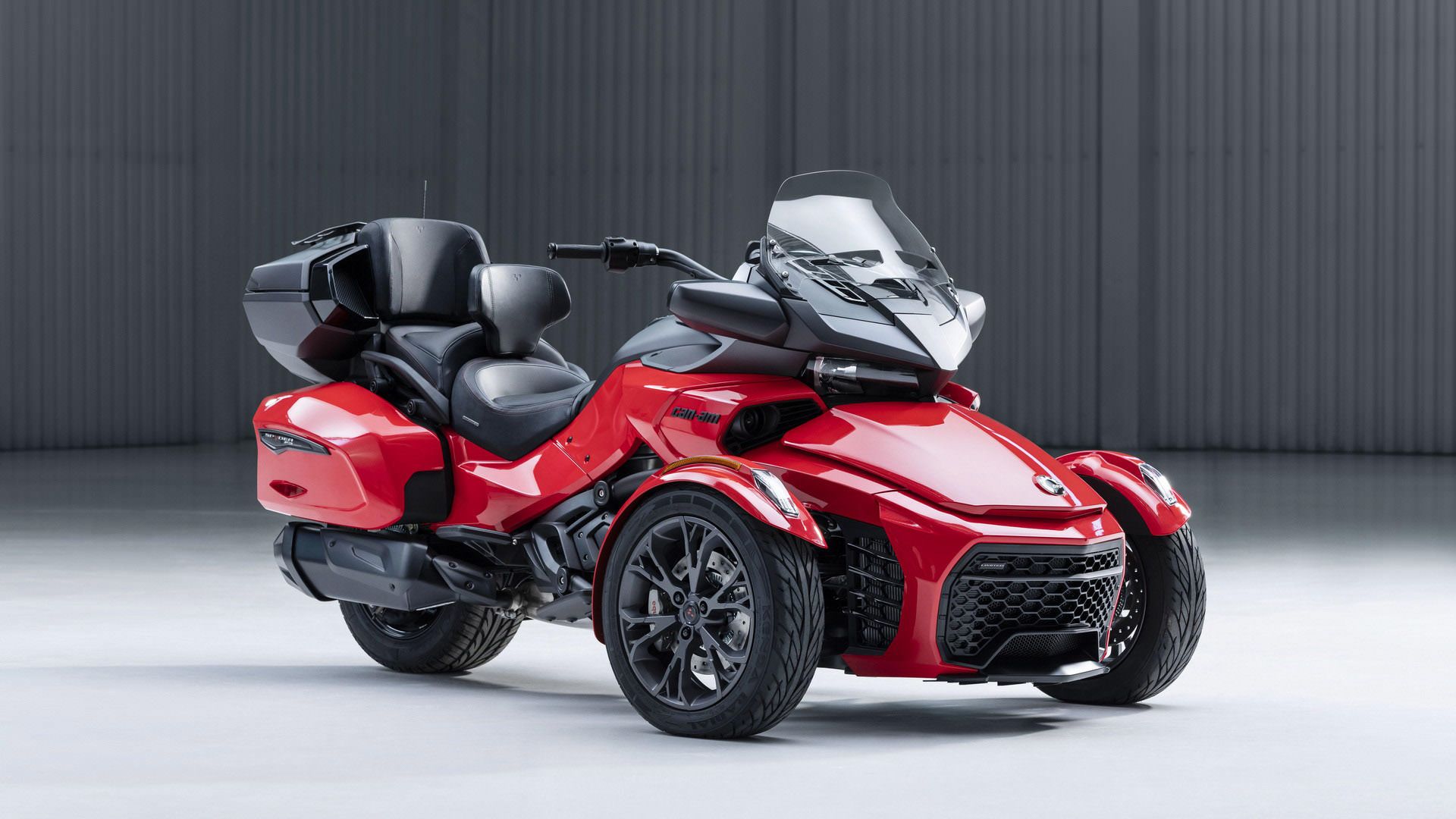 نمای سه چهارم خودرو سه چرخ کن ام اسپایدر / Can-Am Spyder قرمز رنگ 