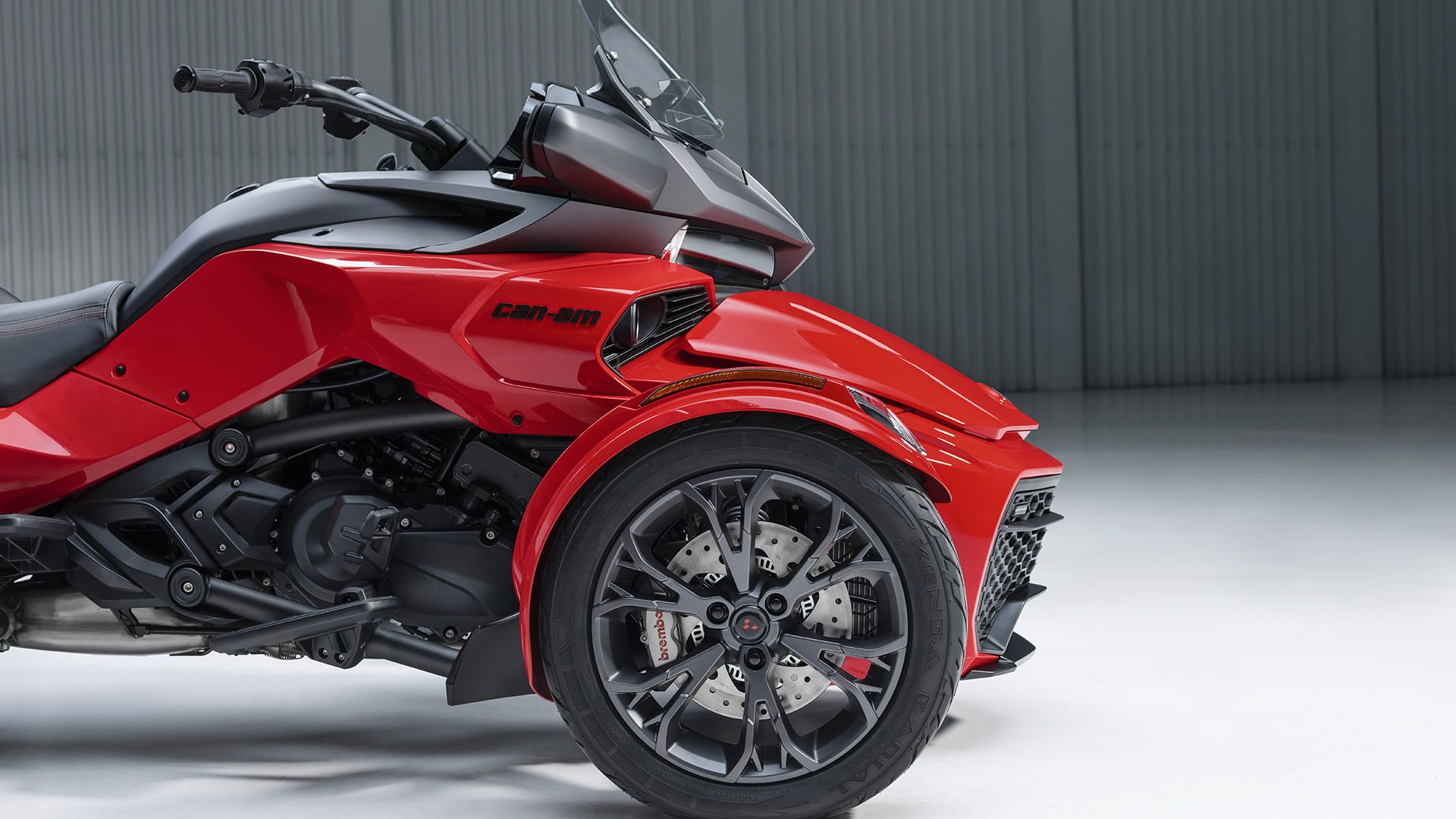 خودرو سه چرخ کن ام اسپایدر / Can-Am Spyder قرمز رنگ