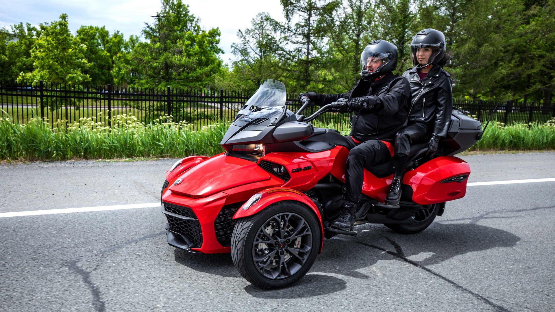 نمای جانبی خودرو سه چرخ کن ام اسپایدر / Can-Am Spyder قرمز رنگ