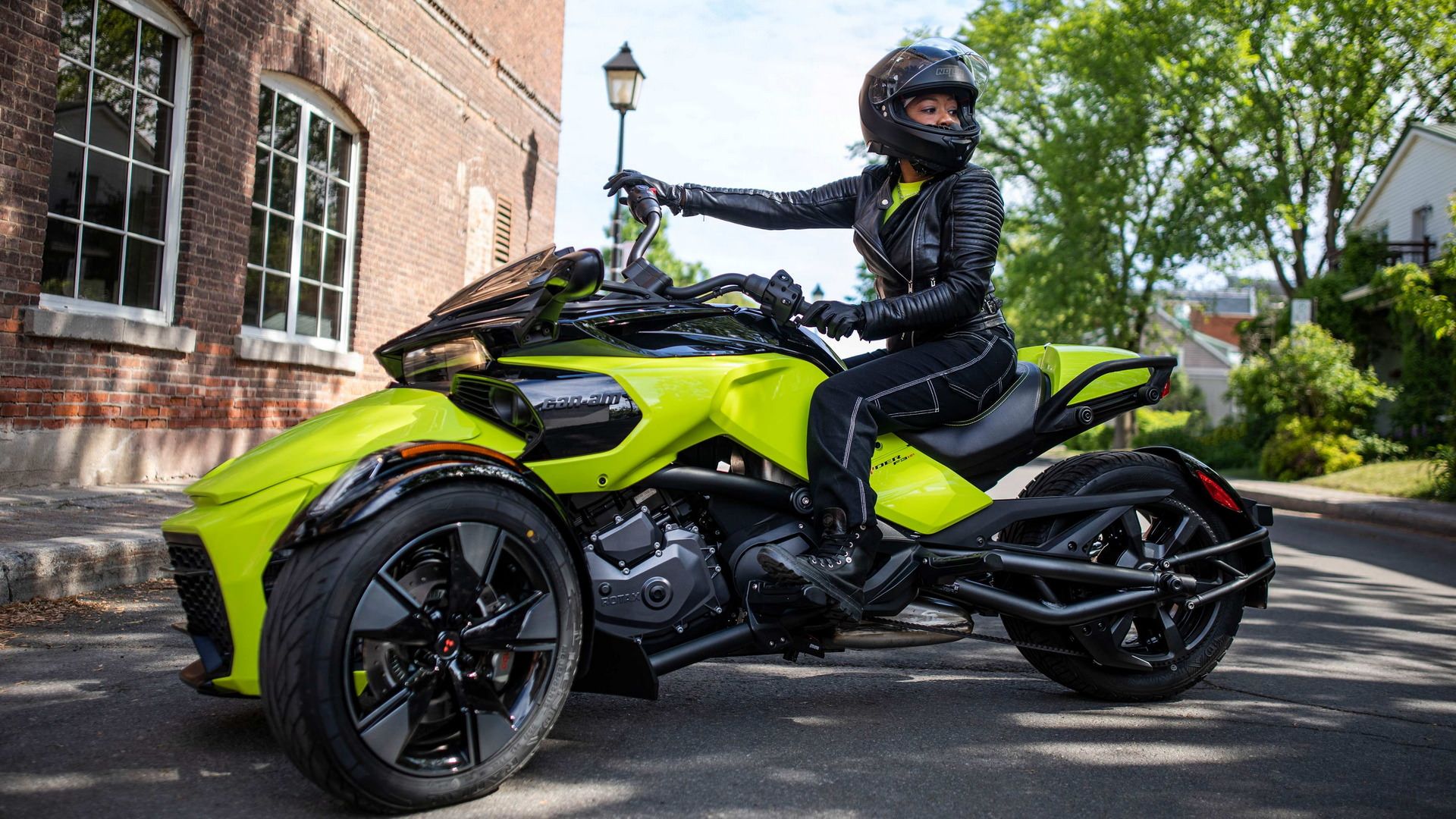 نمای جانبی خودرو سه چرخ کن ام اسپایدر / Can-Am Spyder سبز رنگ