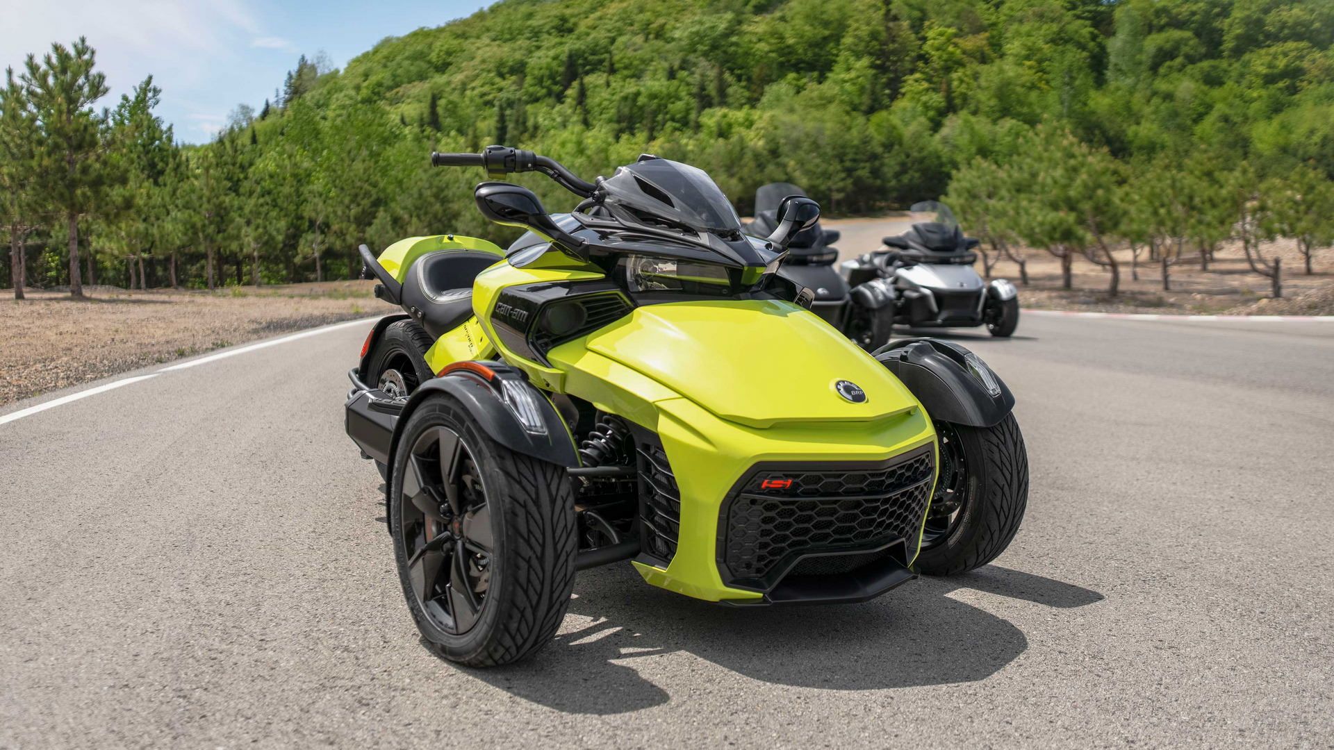 نمای جلو خودرو سه چرخ کن ام اسپایدر / Can-Am Spyder سبز رنگ