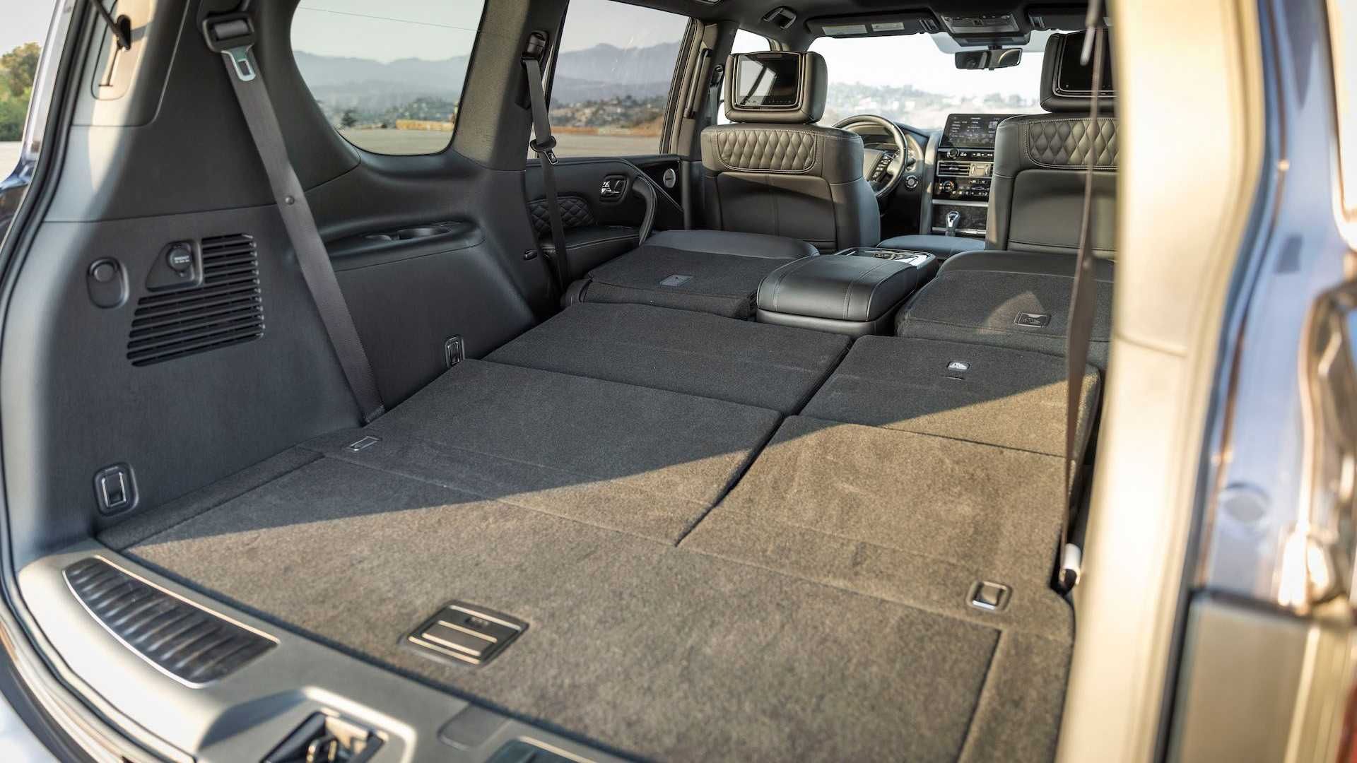 صندوق عقب و فضای اضافی حمل بار با خواباندن صندلی‌های ردیف دوم و سوم - مدل ۲۰۲۲ اینفینیتی QX80