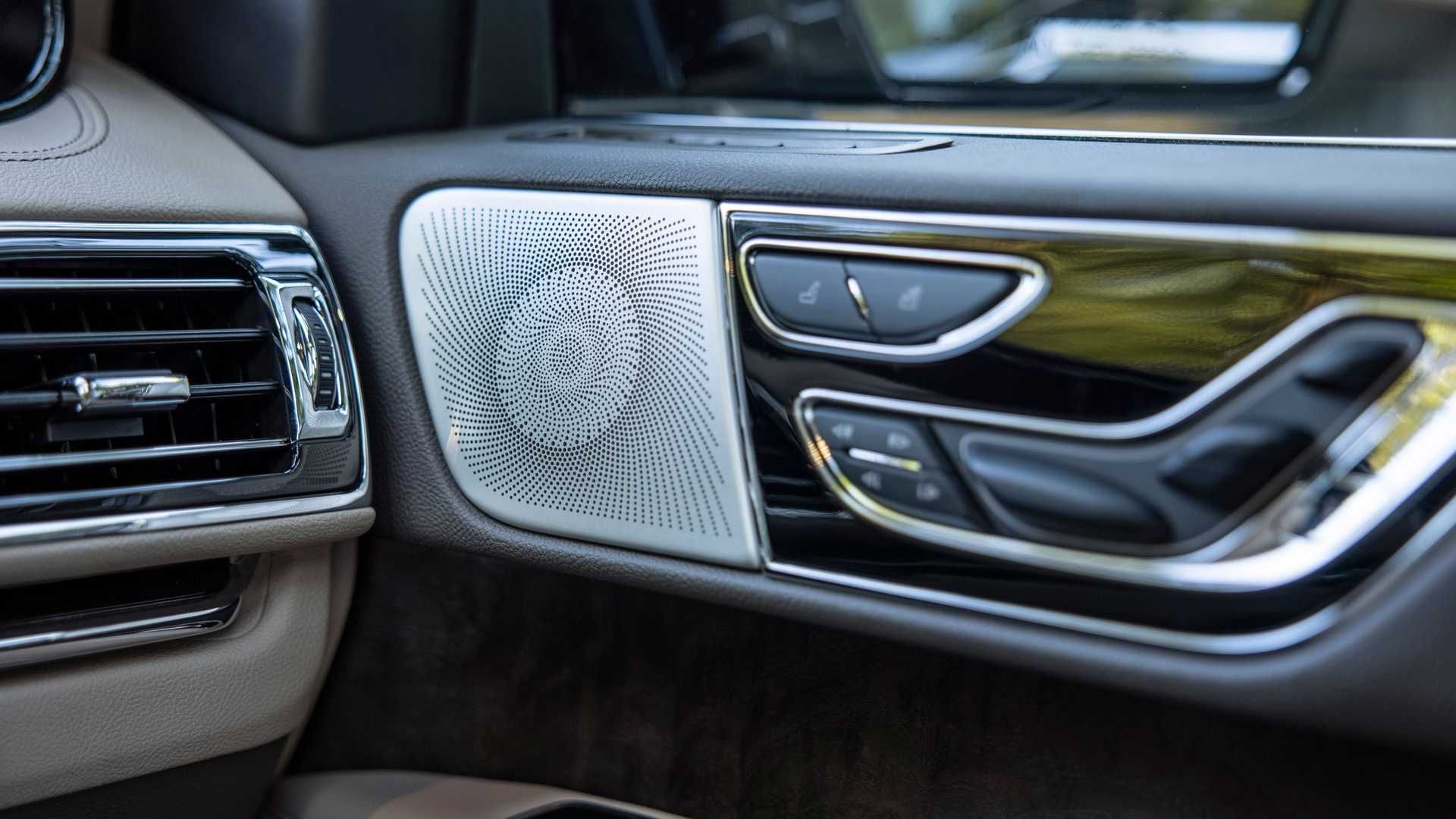 بخشی از تزئینات درب جلو - لینکلن نویگیتور ۲۰۲۲ 