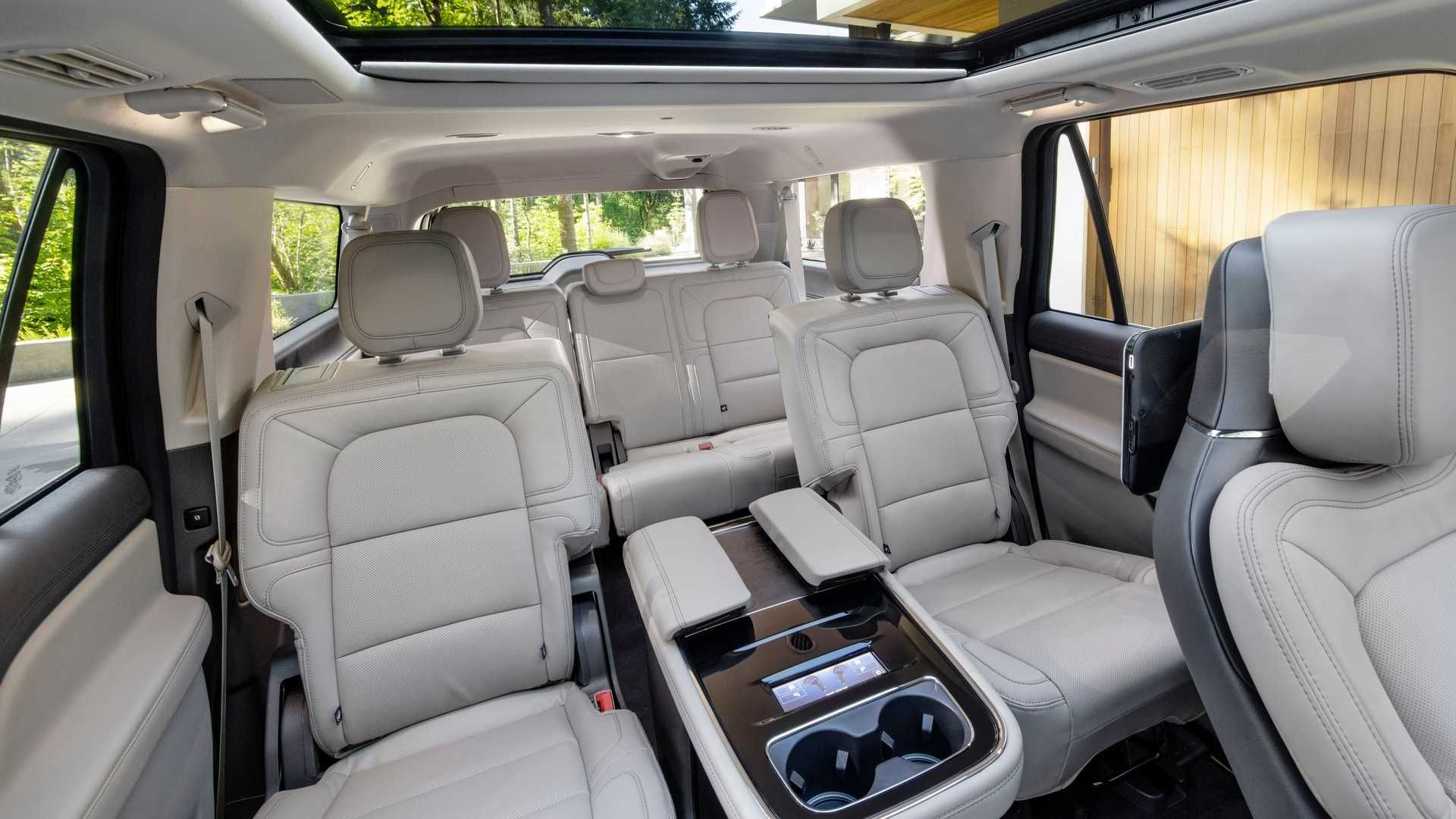 نمای محیط سرنشینان عقب، ردیف دوم و سوم-لینکلن نویگیتور ۲۰۲۲ 