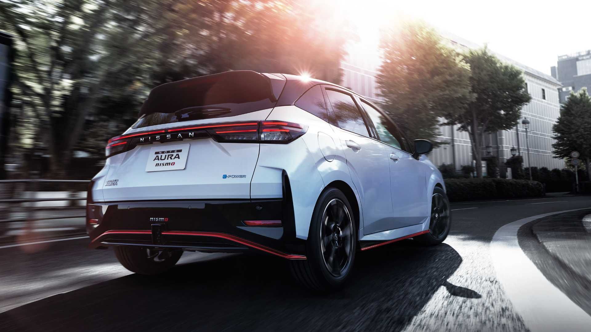 نمای عقب هاچ بک نیسان نوت آئورا نیسمو / 2022 Nissan Note Aura Nismo در خیابان