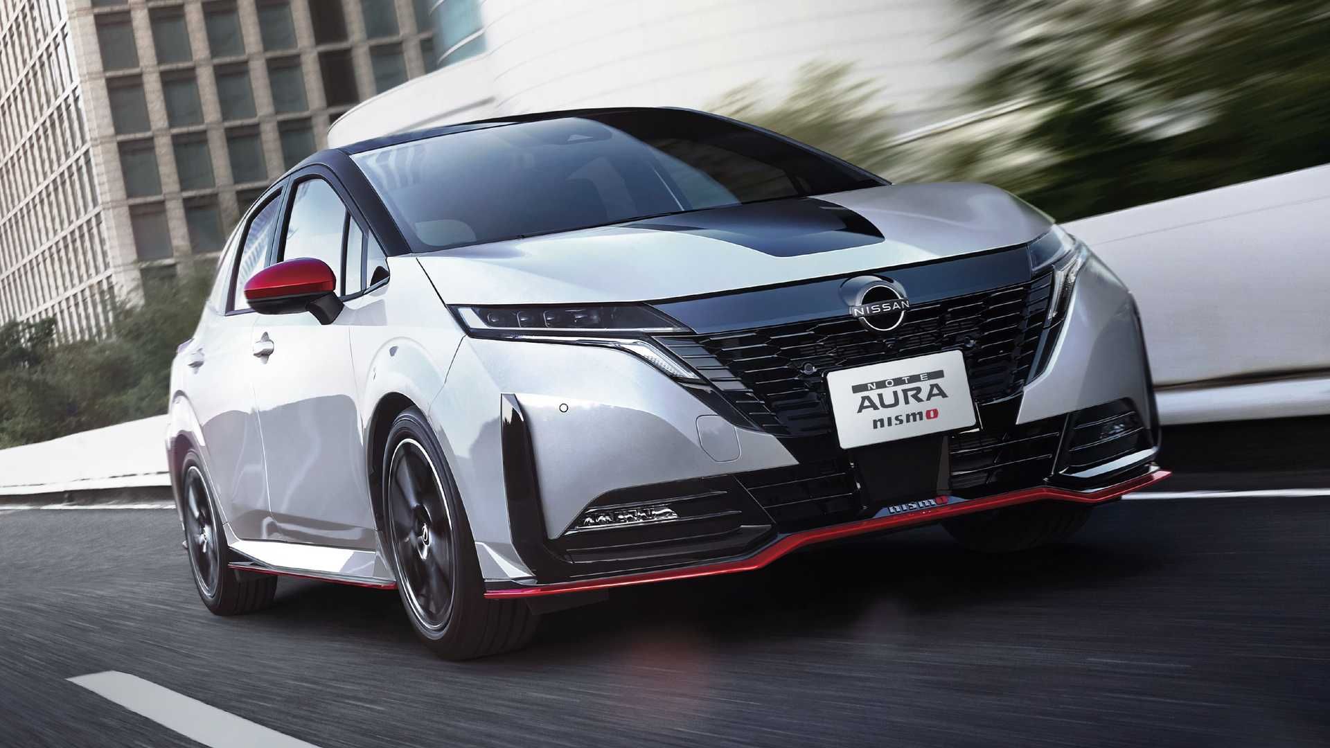 نمای جلو هاچ بک نیسان نوت آئورا نیسمو / 2022 Nissan Note Aura Nismo در خیابان