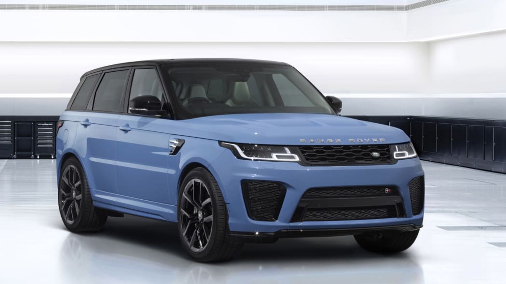 Range Rover Sport SVR Ultimate Edition 2022 / رنجرور اسپرت اس‌وی‌آر آلتیمیت ادیشن از نمای نیم رُخ جلو