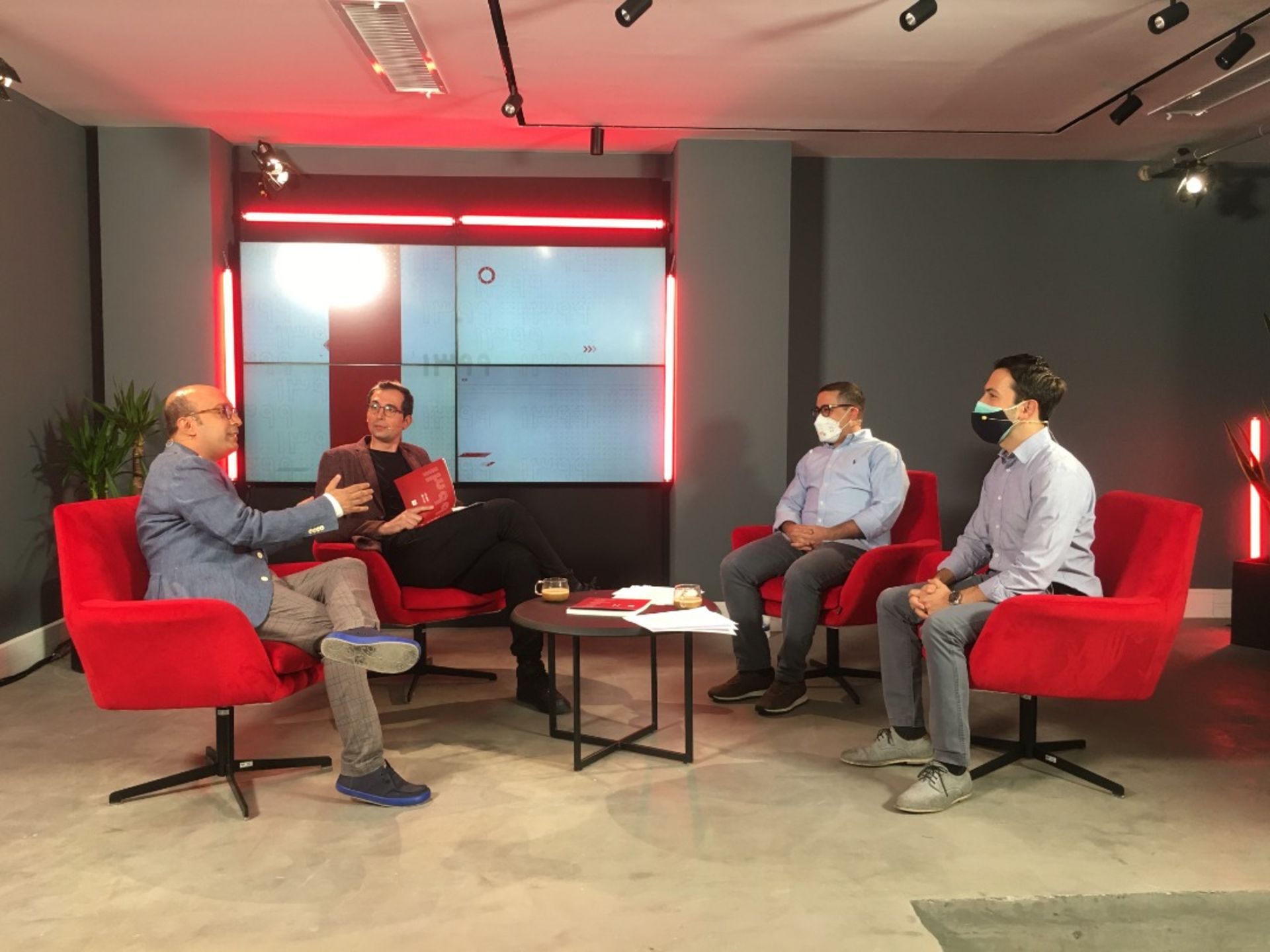 حسام آرمندهی و شهرام شاهکار در مراسم رونمایی گزارش سال ۹۹ دیوار