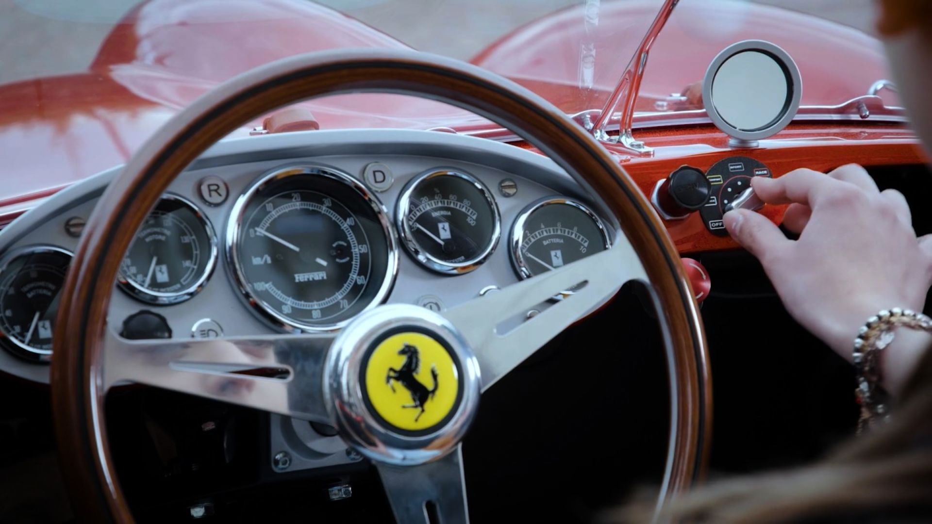 Ferrari Testa Rossa J /  داشبورد و تغییر حالت‌های رانندگی توسط سرنشین
