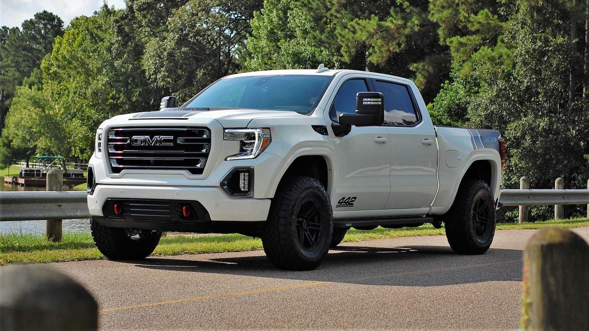 وانت پیکاپ جی ام سی سیرا جکال / GMC Sierra Jackal سفید رنگ با منظره درختان