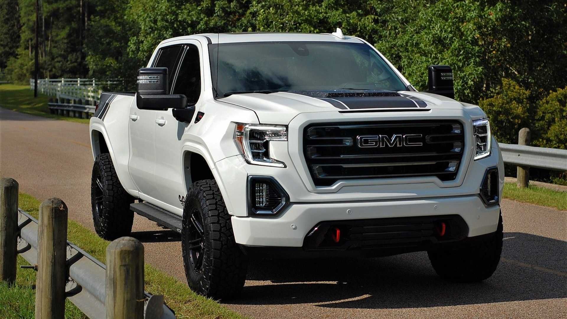 نمای جلو وانت پیکاپ جی ام سی سیرا جکال / GMC Sierra Jackal سفید رنگ با منظره درختان جنگل