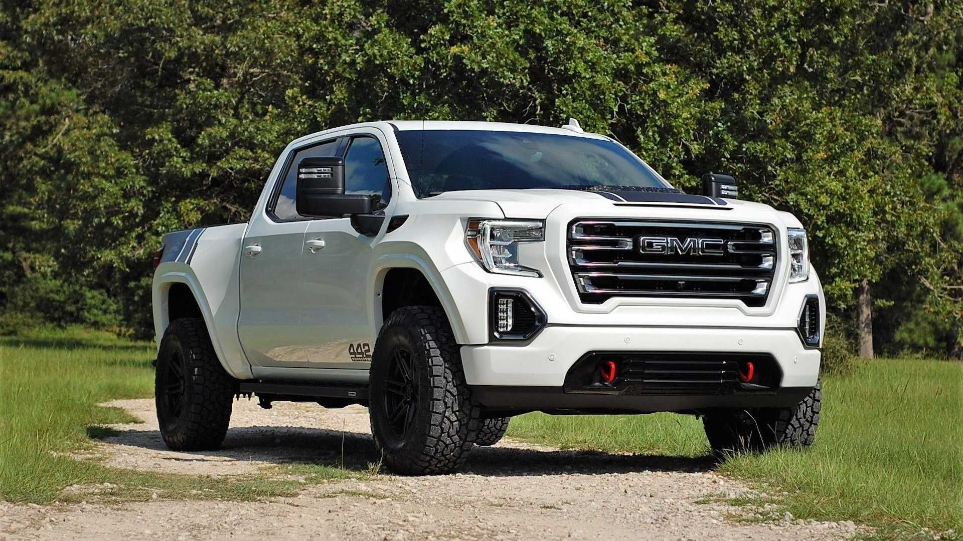 نمای جلو وانت پیکاپ جی ام سی سیرا جکال / GMC Sierra Jackal سفید رنگ در جنگل