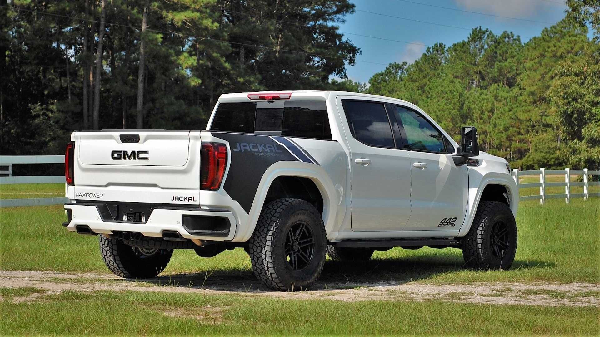نمای جانبی وانت پیکاپ جی ام سی سیرا جکال / GMC Sierra Jackal سفید رنگ