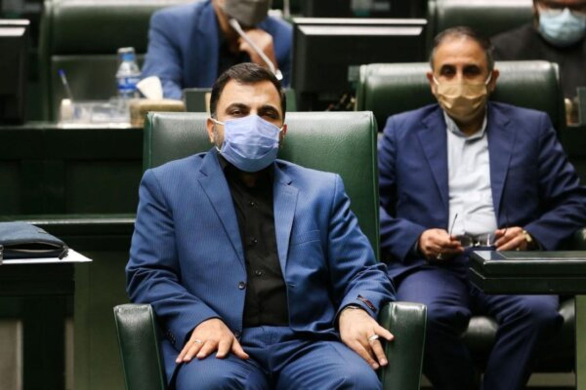 عیسی زارع پور، وزیر پیشنهادی رییسی برای وزارت ارتباطات با ماسک در صحن مجلس