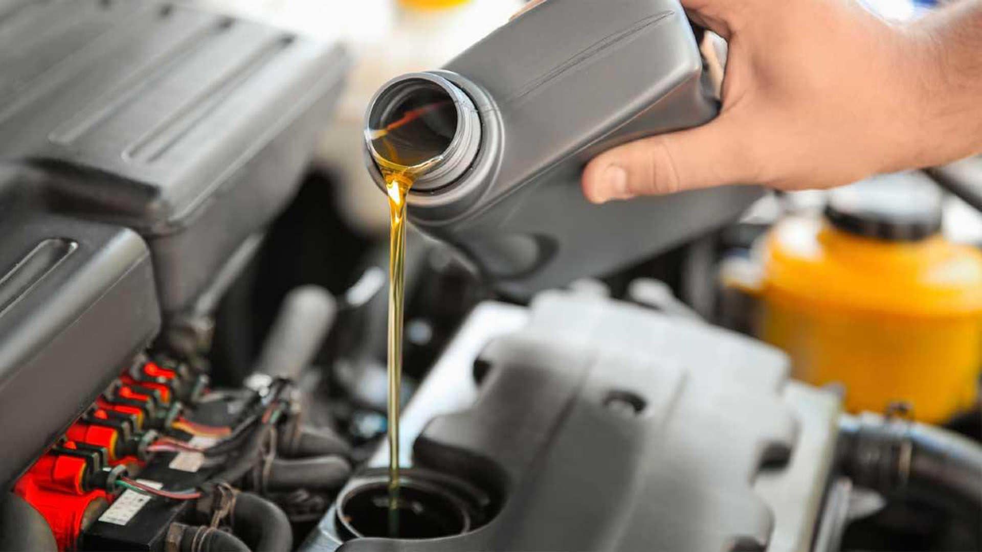 ریختن روغن موتور خودرو / Car Engine Oil در داخل درپوش پیشرانه