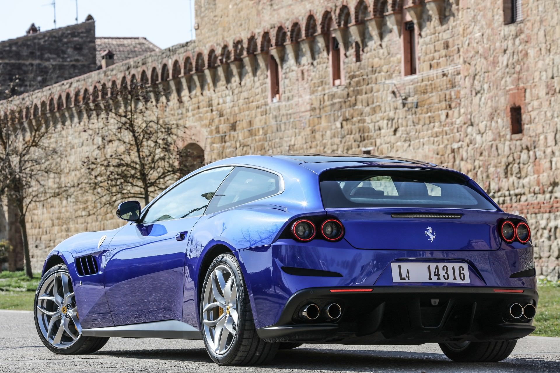 نمای عقب فراری جی تی سی 4 لوسو / Ferrari GTC4 Lusso آبی رنگ