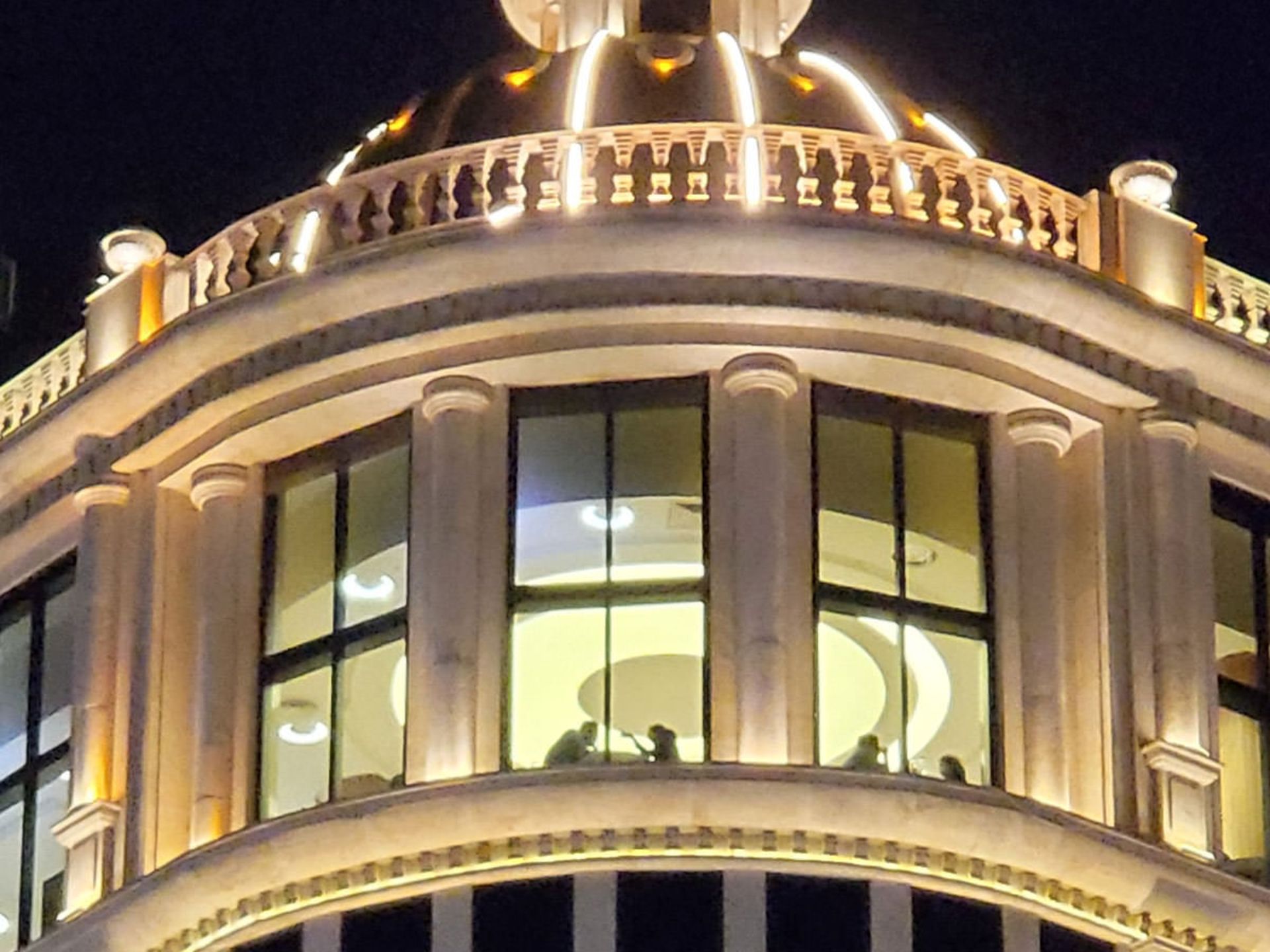 حالت عکاسی خودکار گلکسی زد فولد ۳ در تاریکی - برش دوربین تله فوتو