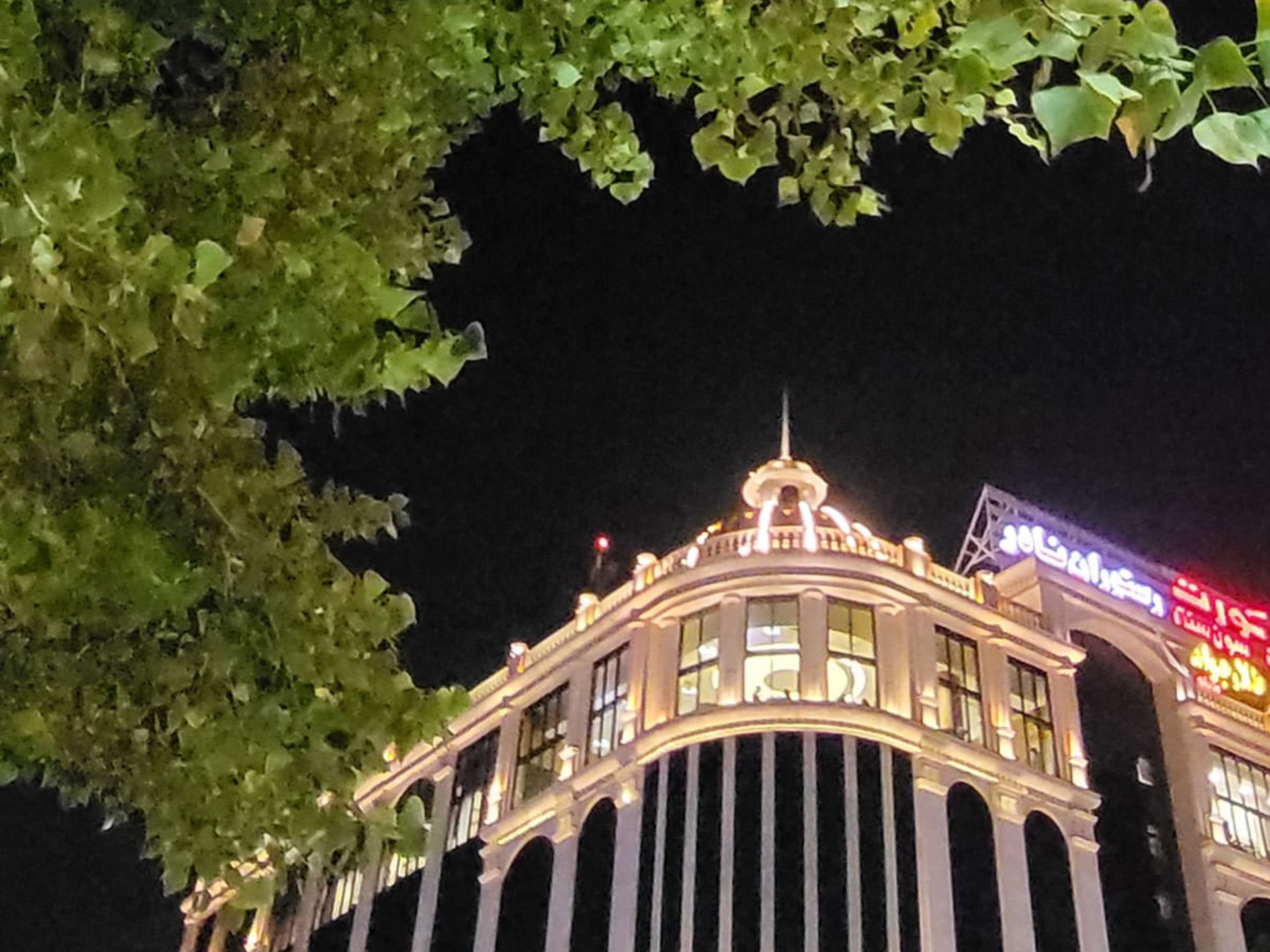 حالت عکاسی خودکار گلکسی زد فولد ۳ در تاریکی - برش دوربین اولتراواید