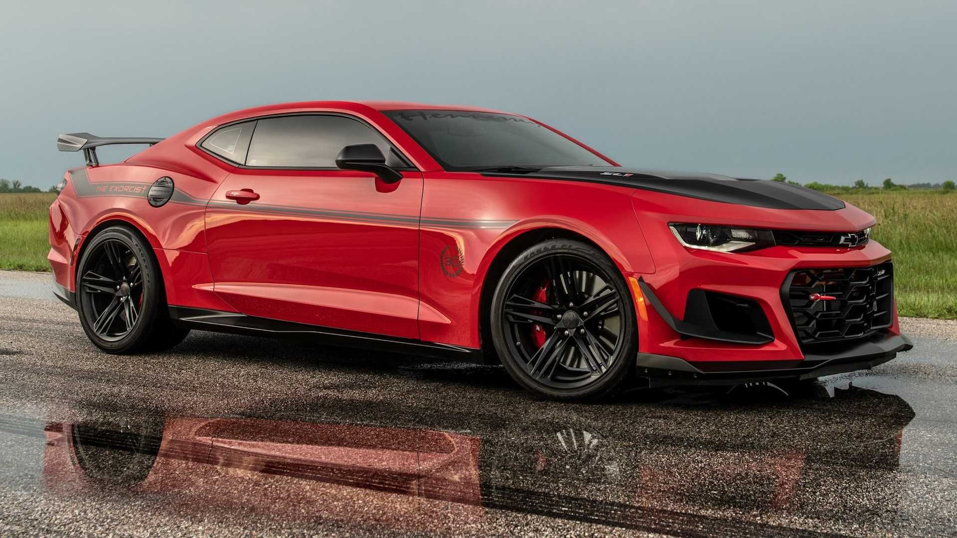 نمای جلو شورولت کامارو ZL1 هنسی اگزرسیست / Hennessey Exorcist Chevrolet Camaro ZL1 قرمز رنگ در پیست 