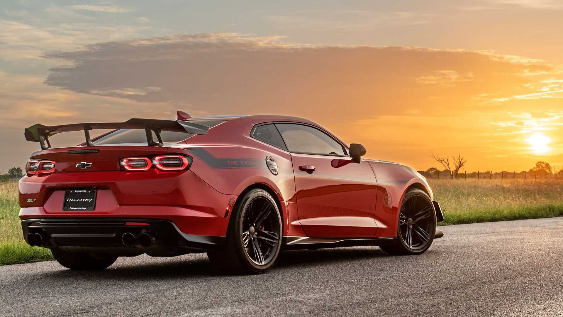 شورولت کامارو ZL1 هنسی اگزرسیست / Hennessey Exorcist Chevrolet Camaro ZL1 قرمز رنگ با منظره غروب آفتاب