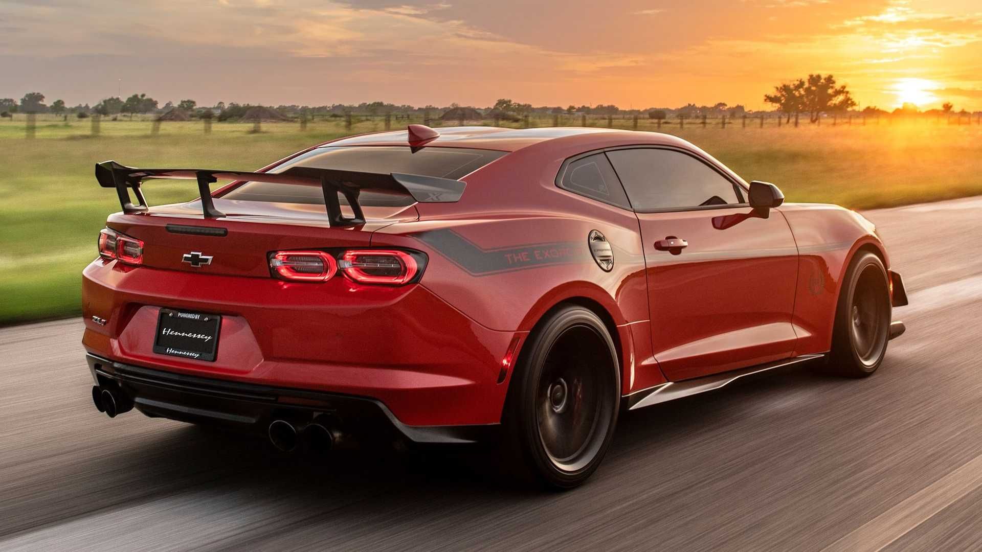 نمای عقب شورولت کامارو ZL1 هنسی اگزرسیست / Hennessey Exorcist Chevrolet Camaro ZL1 قرمز رنگ با منظره غروب