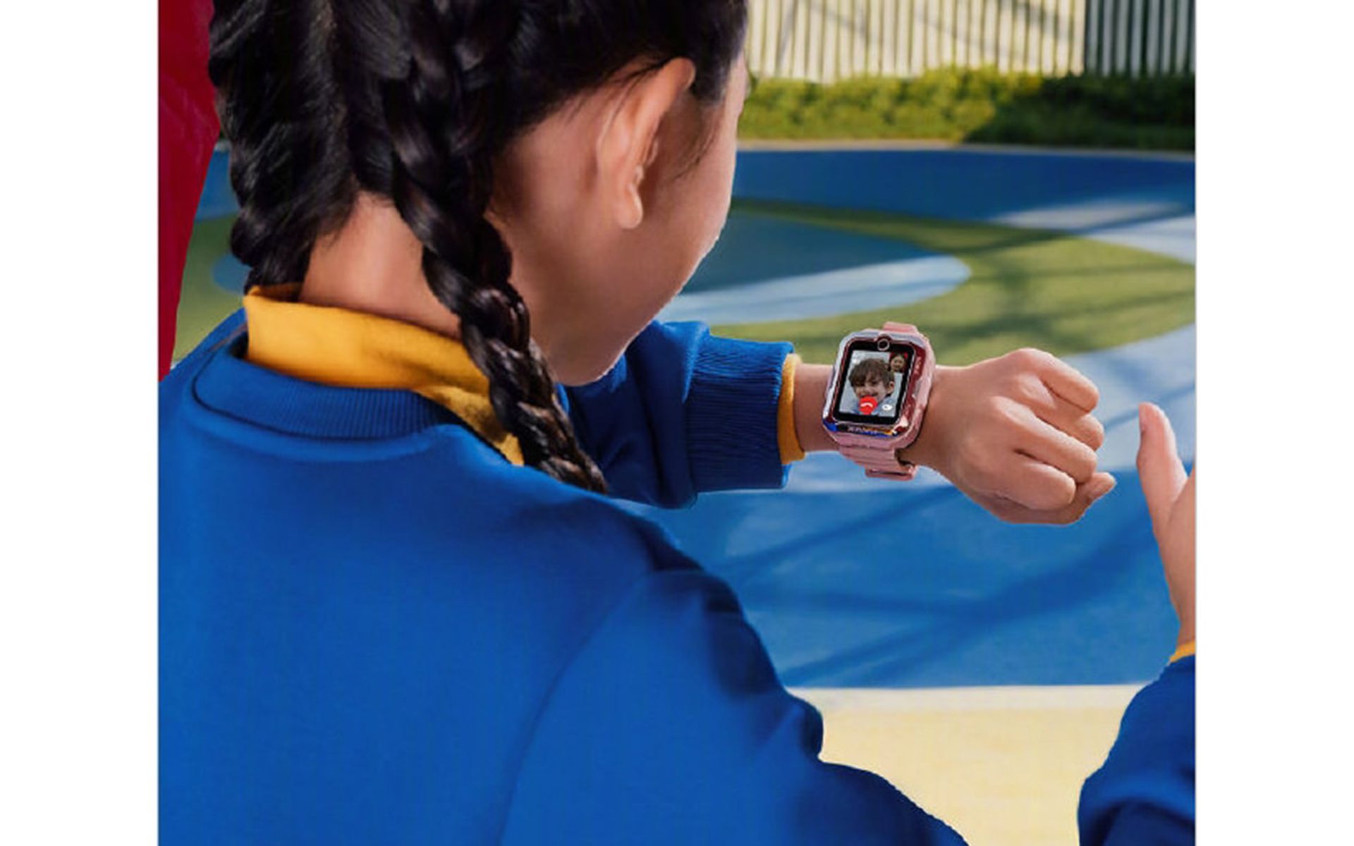 ساعت هوشمند واچ ۴ پرو کودکان در دست